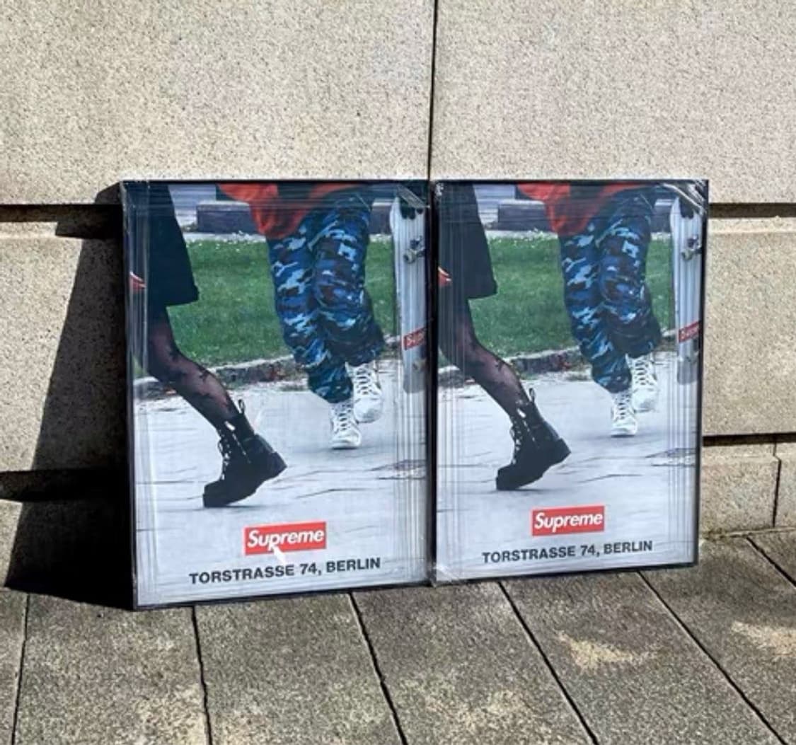 슈프림 베를린 스토어 포스터 정품 (액자포함) Supreme 상품이미지2