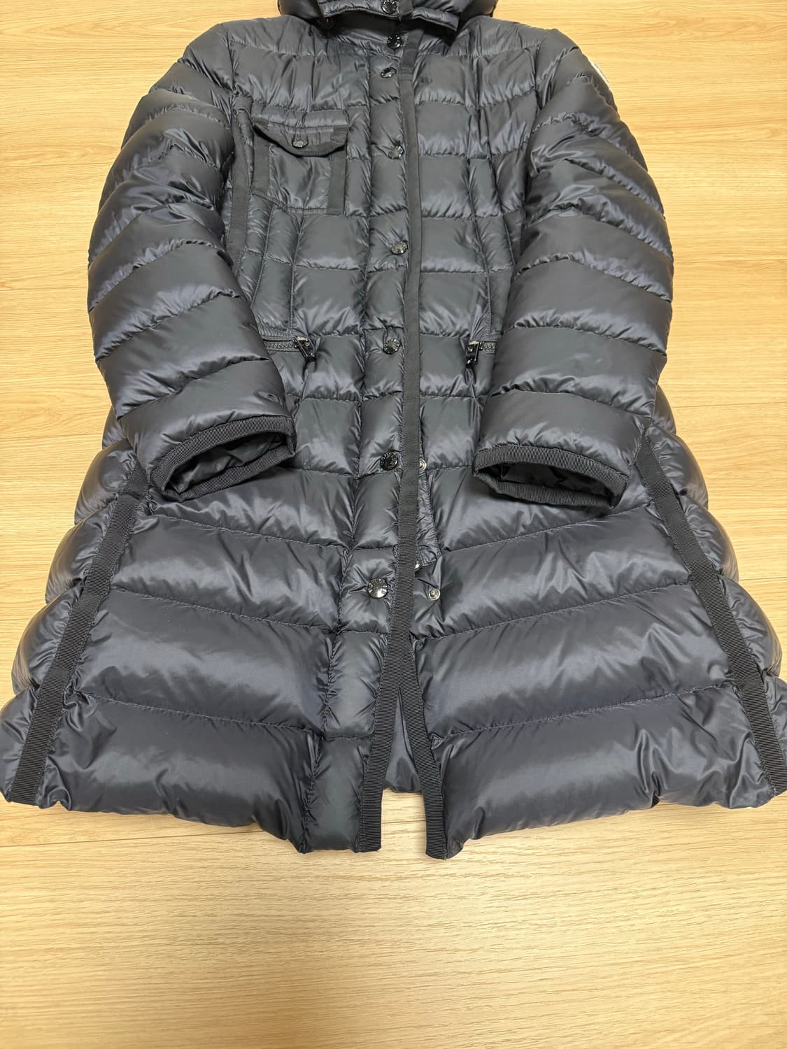 [1사이즈] 몽클레어 헤르민퍼 블랙 여자 패딩 상태 최상 상품이미지4
