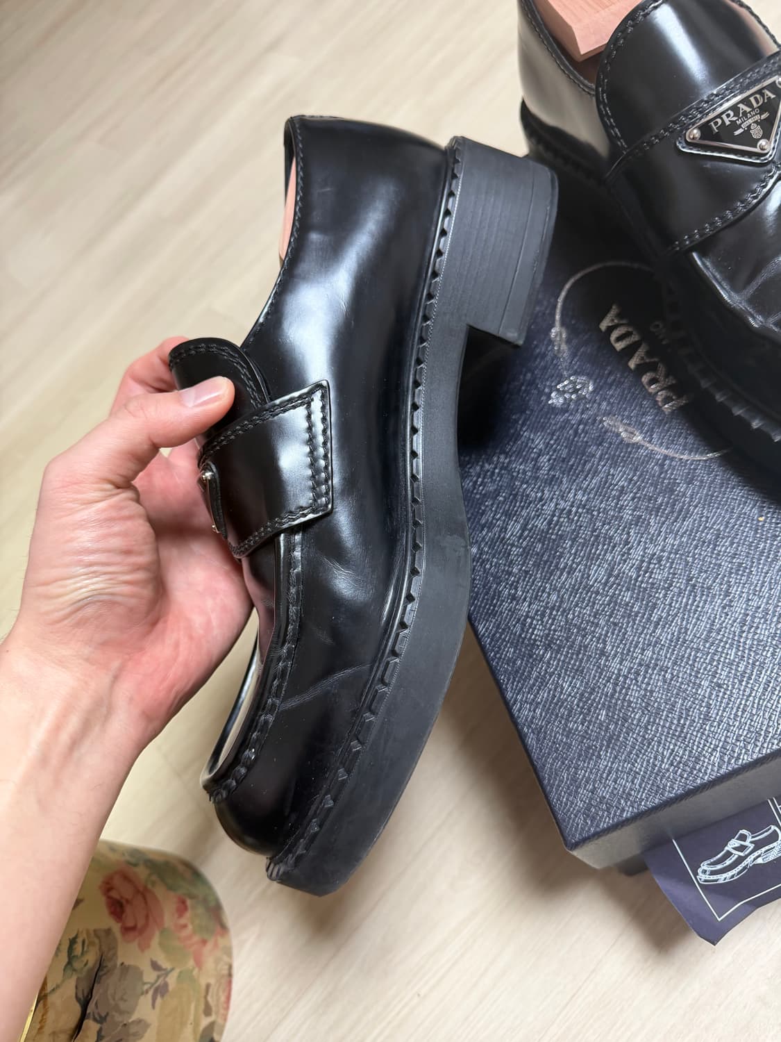 프라다 남성 브러시드 가죽 로퍼 블랙 8 (270) 상품이미지5