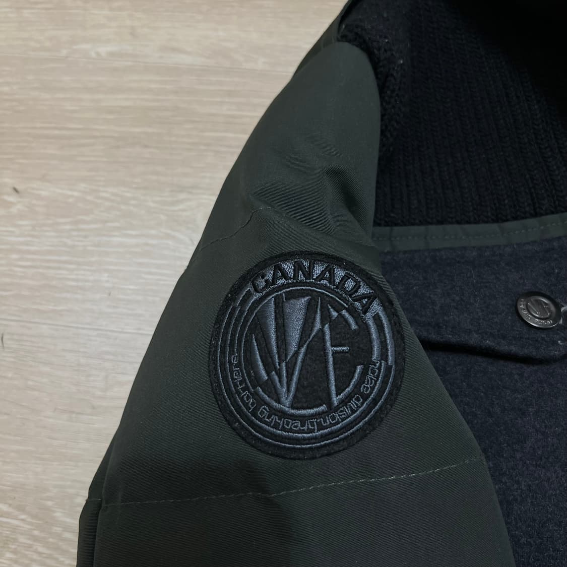 노이즈 니트 배색 와펜 후드 패딩 점퍼 [다크 카키] S/95 상품이미지4