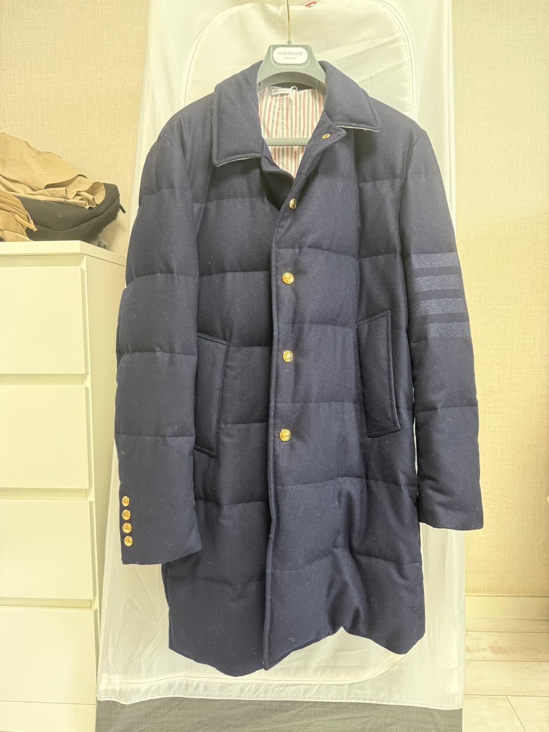 톰브라운 4바 플란넬 패딩 코트 navy 상품이미지4
