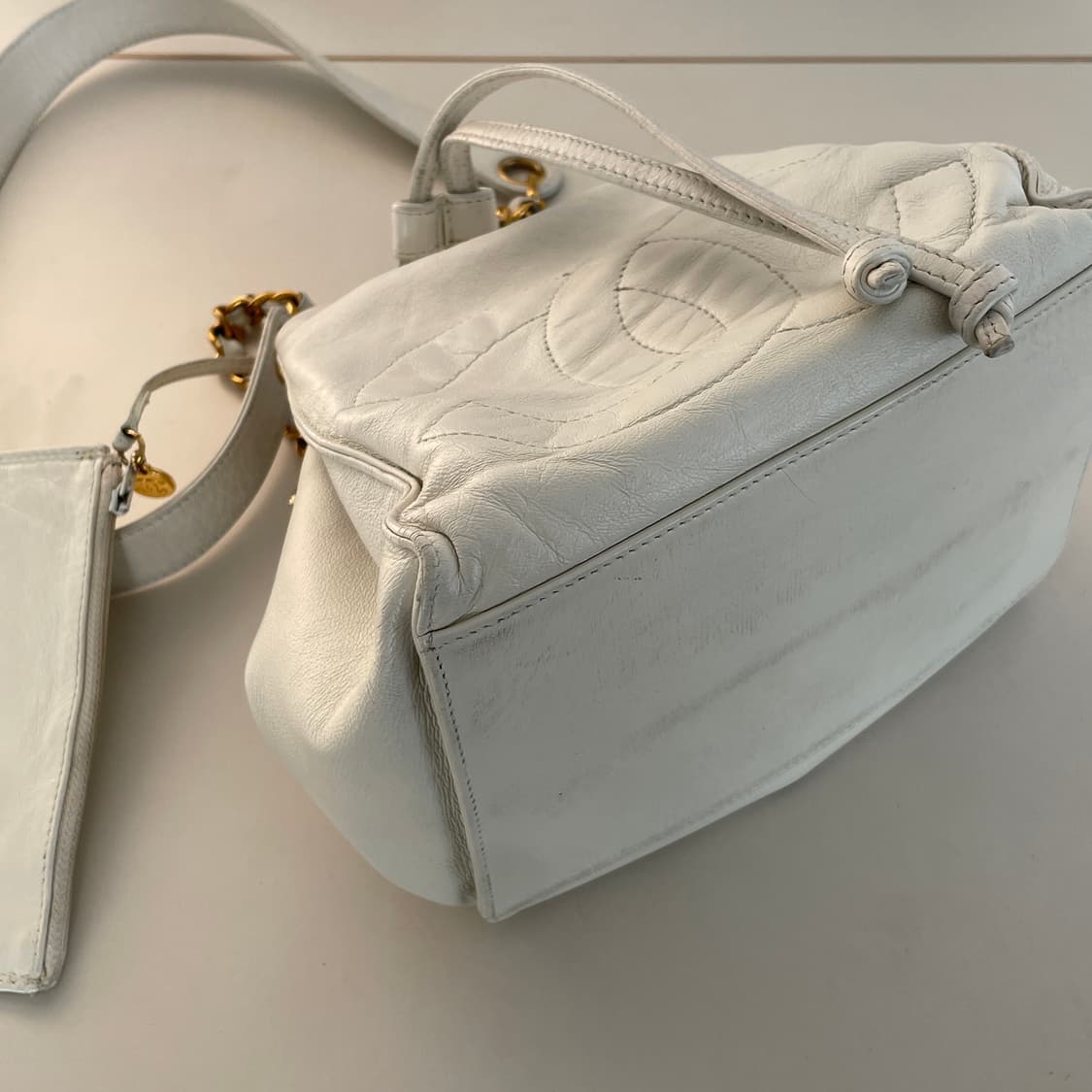 샤넬 화이트 버킷백 상품이미지5