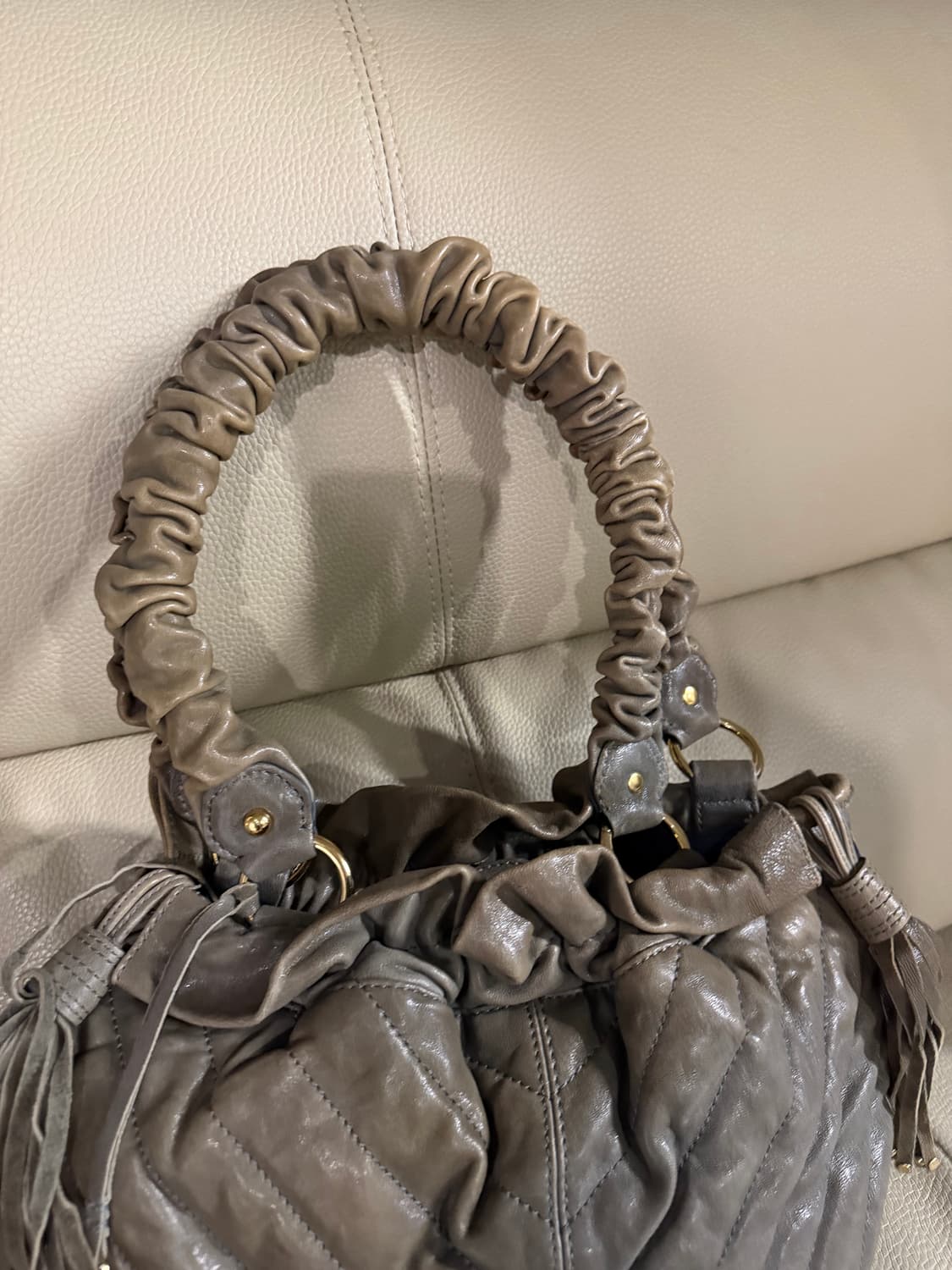 Distressed quilted detail tassel bag 상품이미지3