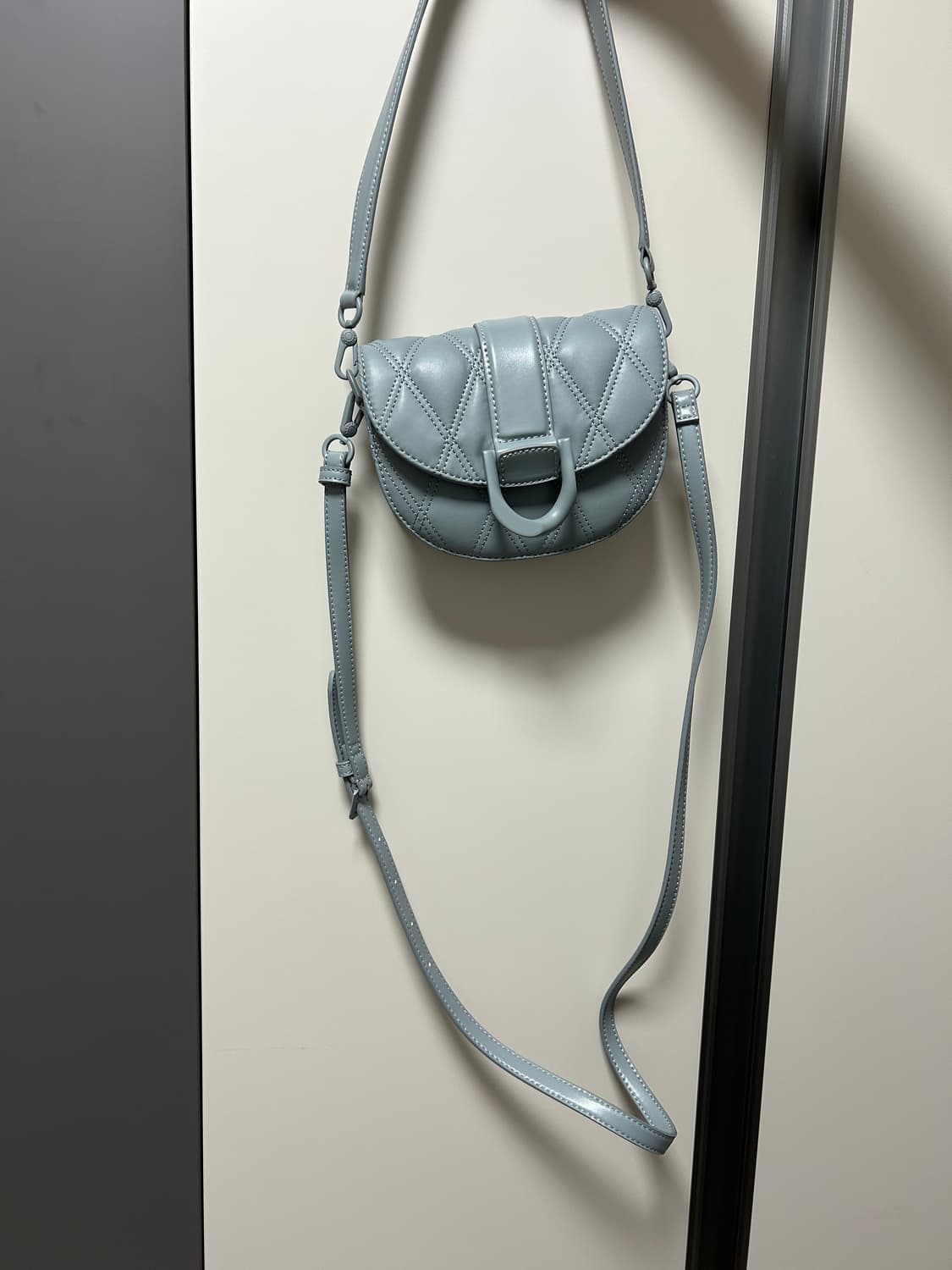 찰스앤키스 퀼팅 크로스백 하늘색 상품이미지1