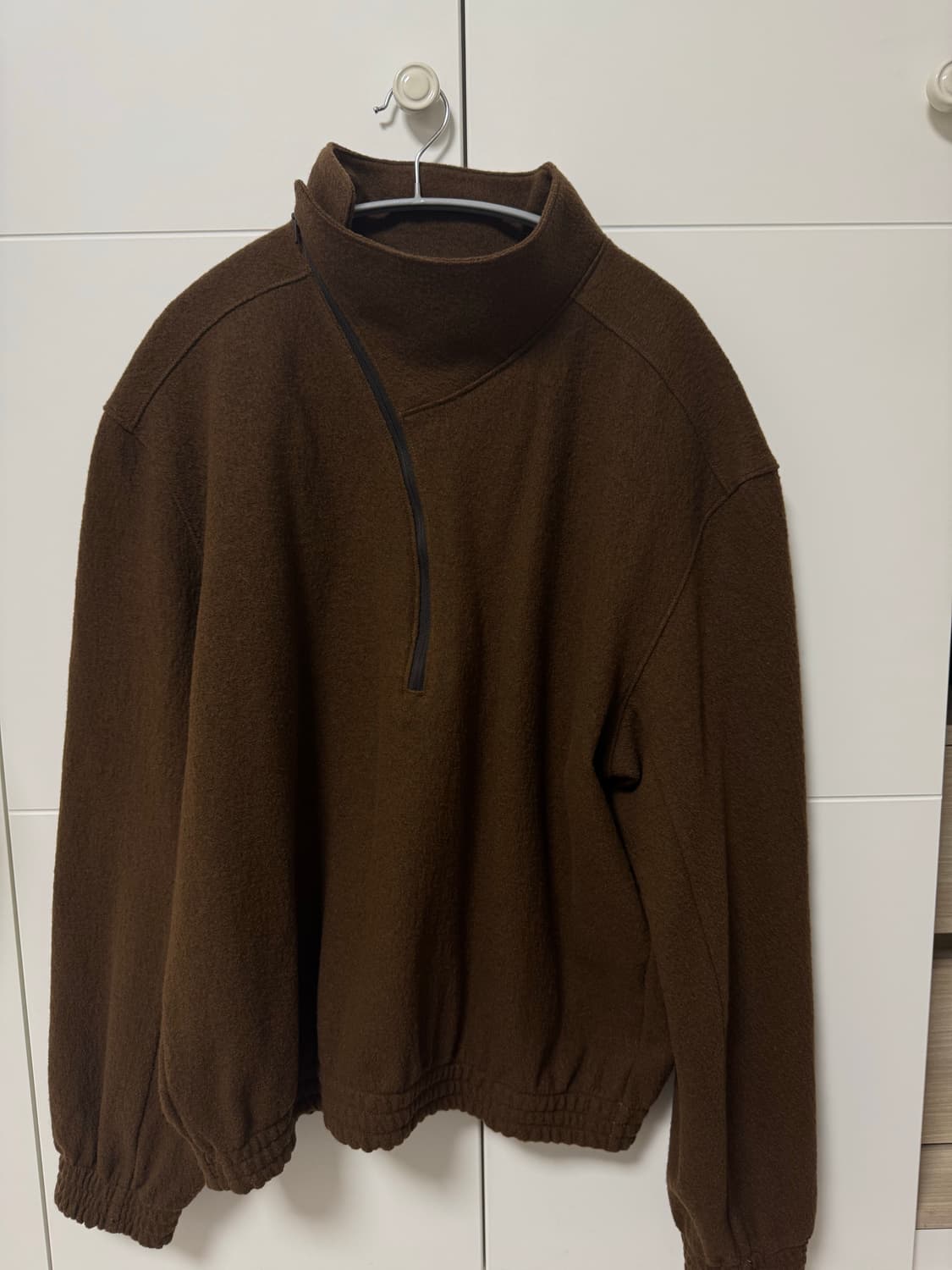 ee 커브드 하프 집업 브라운 상품이미지1