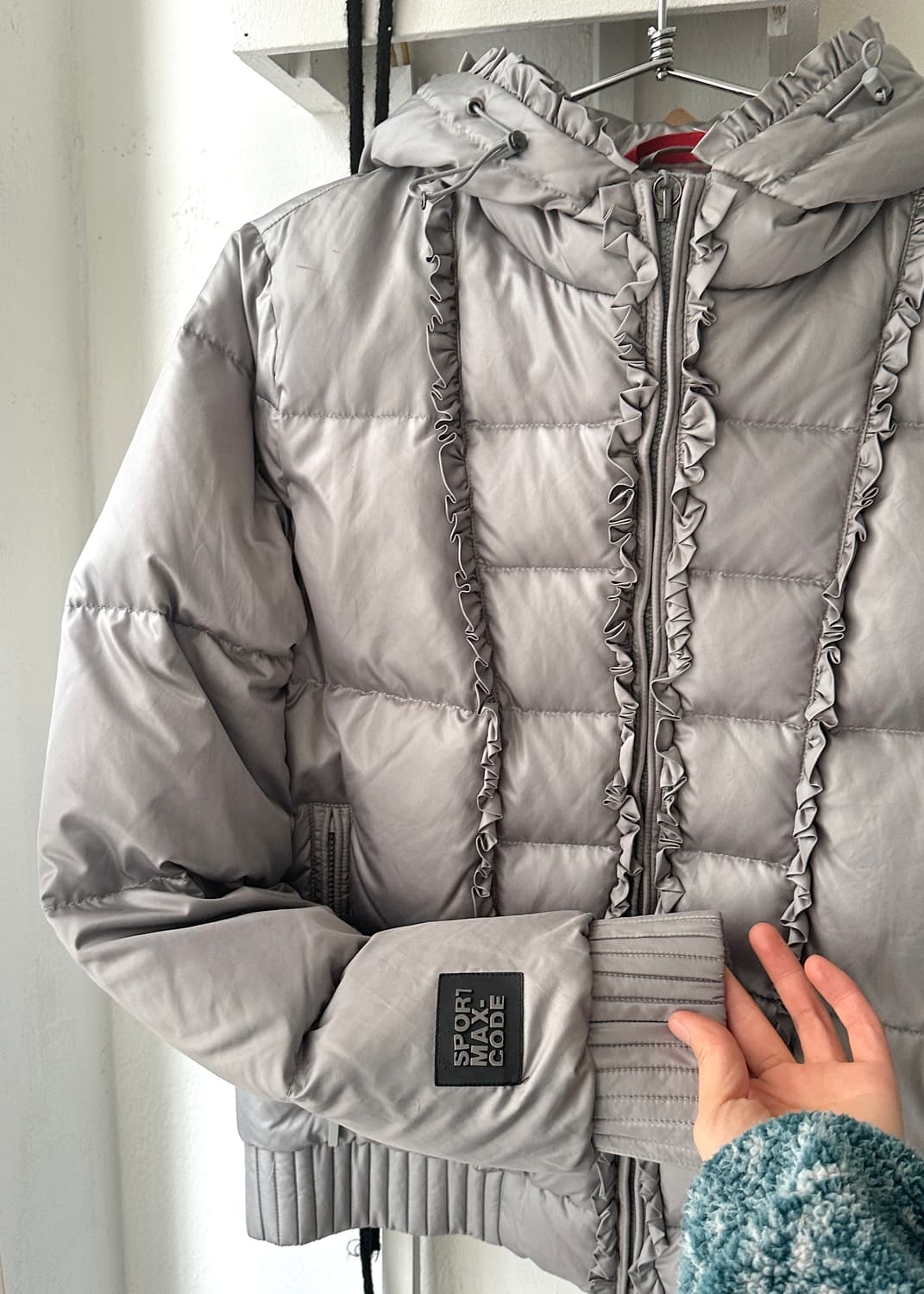 [MAX&Co.] 막스앤코 러플 디테일 실버 구스다운 패딩 상품이미지2