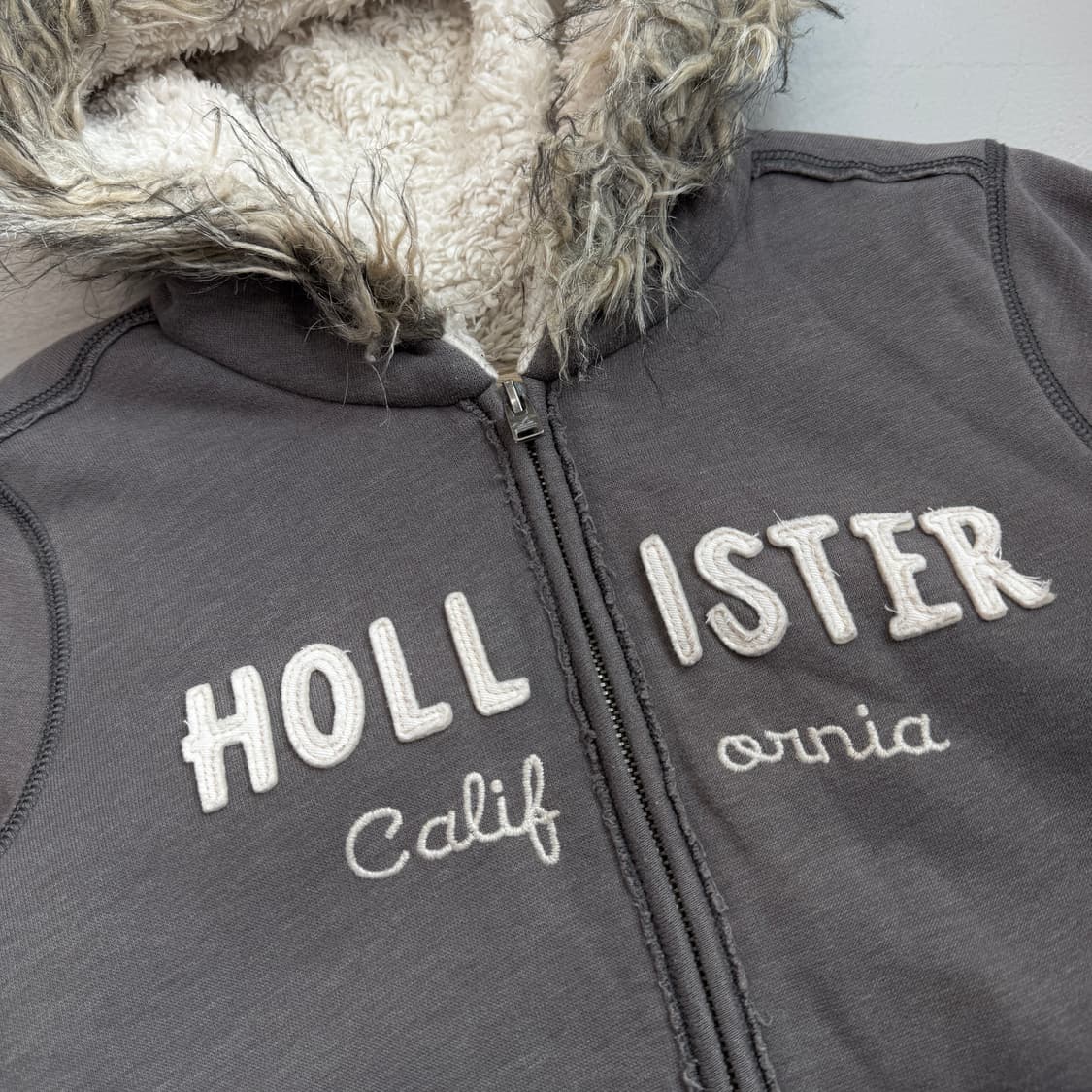 홀리스터 Y2K 울프죠 딱붙 퍼 후드집업 상품이미지3