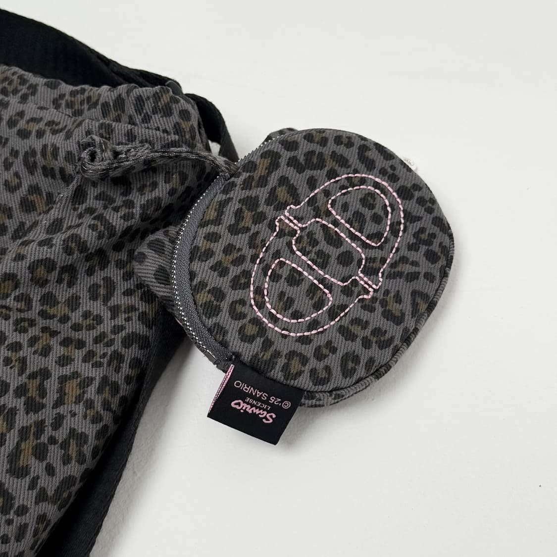 (새상품) 아떼바네사브루노 x 헬로키티 르봉 레오파드 그레이 백팩 겸 숄 상품이미지8