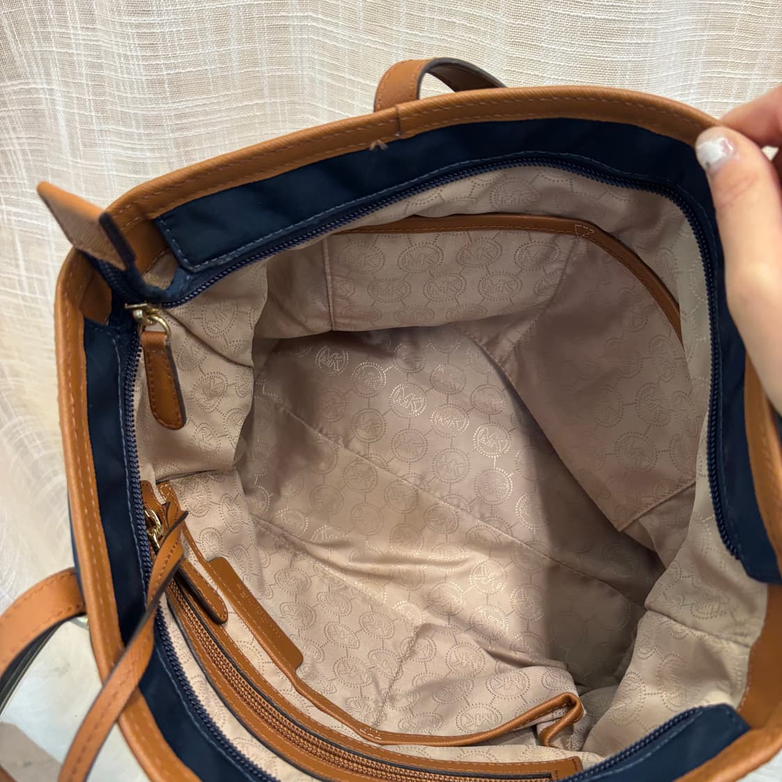 정품 마이클코어스 나일론 숄더백     상품이미지8