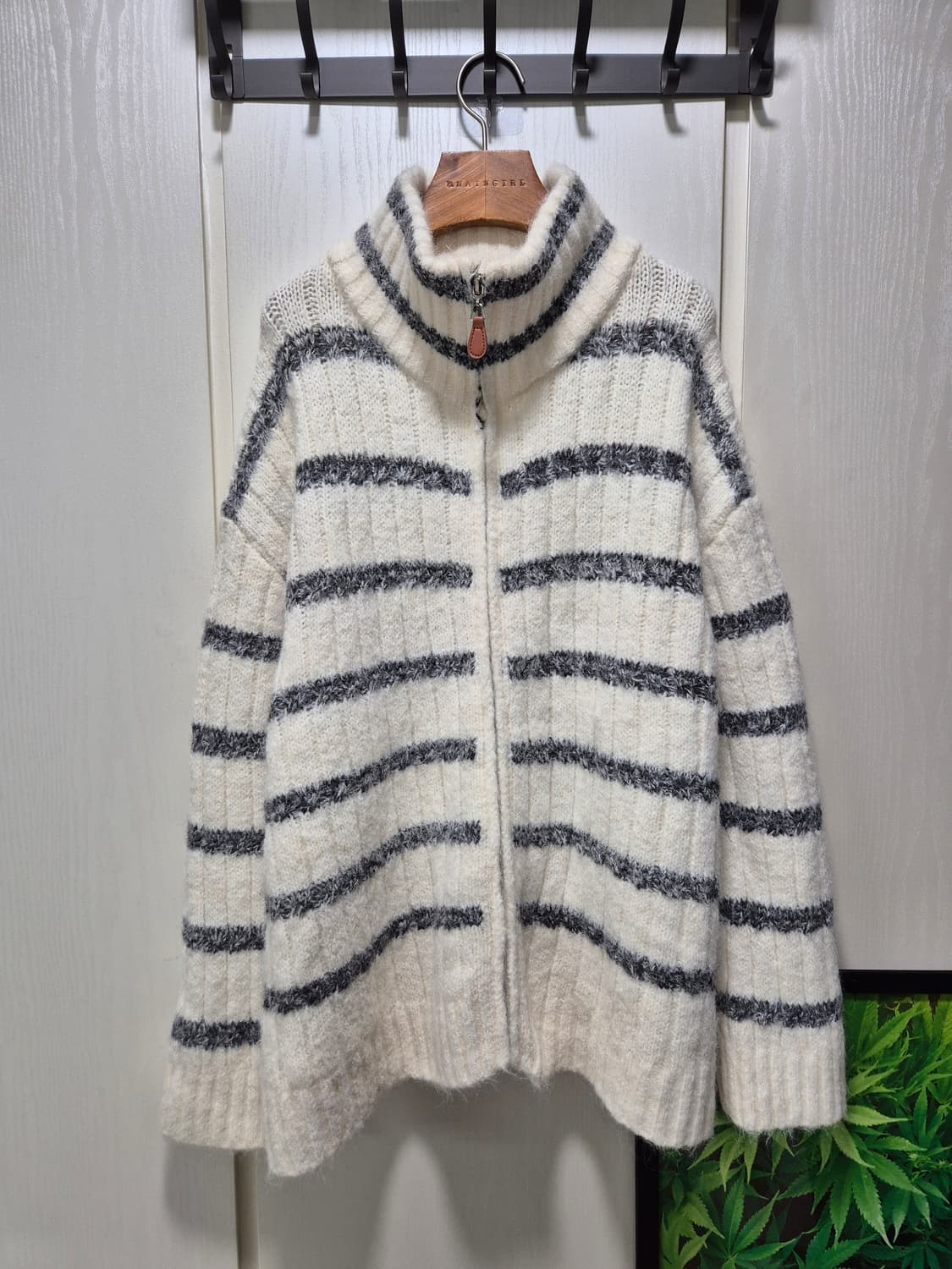 스트라이프 헤어리 니트 집업 상품이미지1