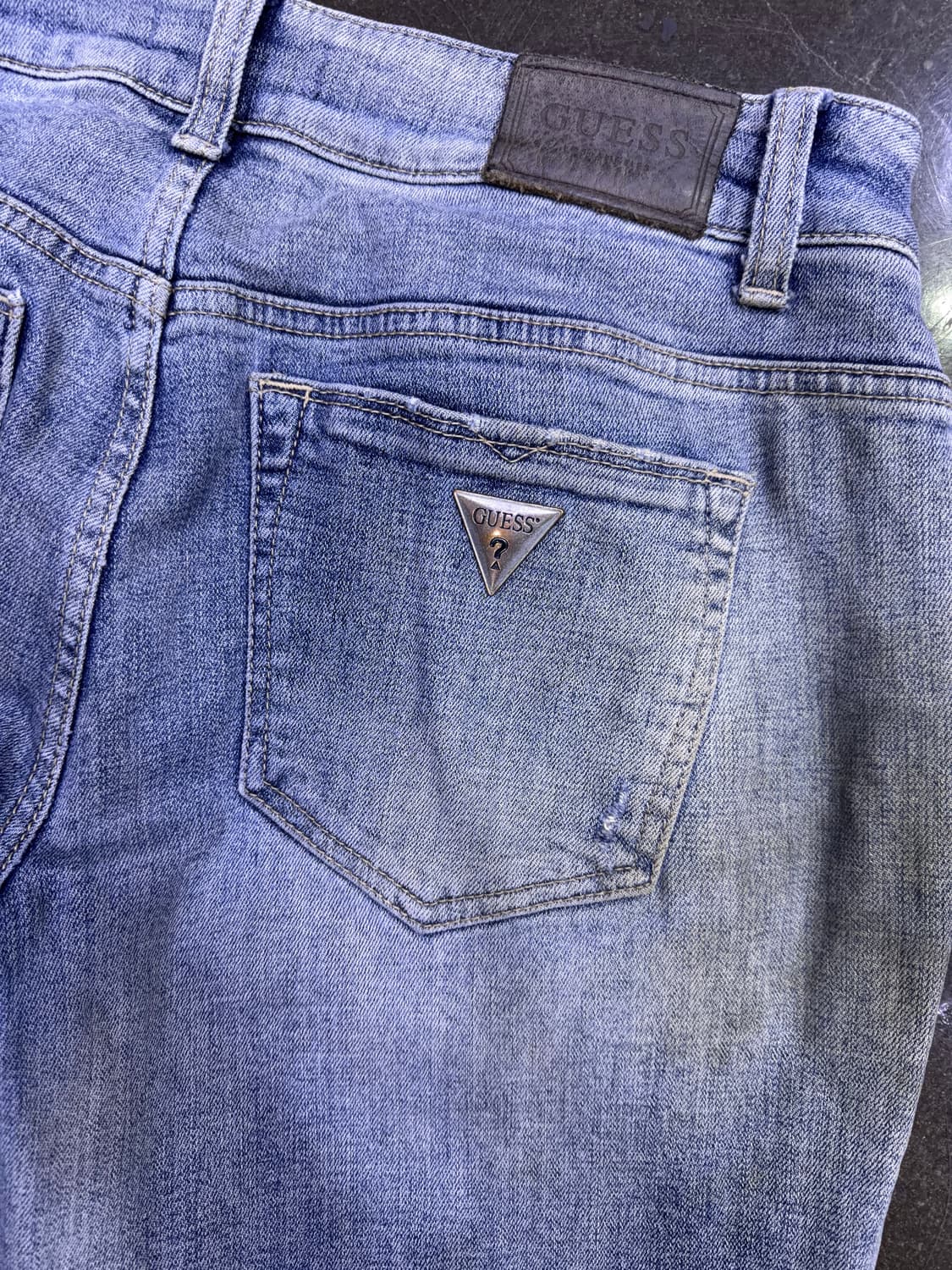 게스 빈티지 워싱 데미지 테이퍼드핏 데님팬츠 라이트 블루 31 상품이미지9