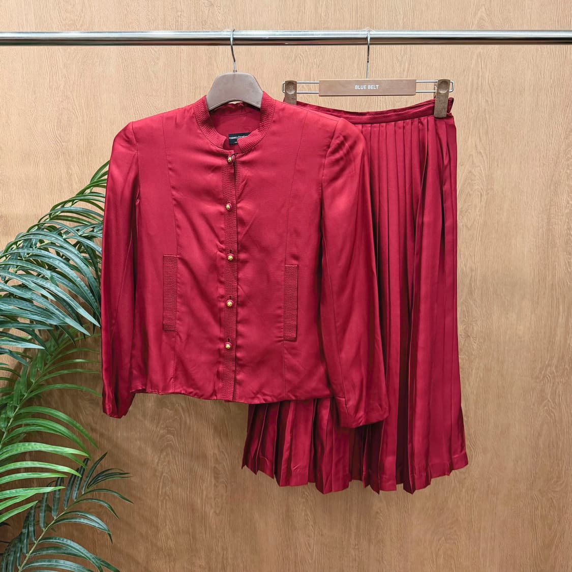 샤넬 실크 노카라 자켓 A라인 스커트 셋업 골드 버튼 플리츠 디테일 레드 상품이미지1