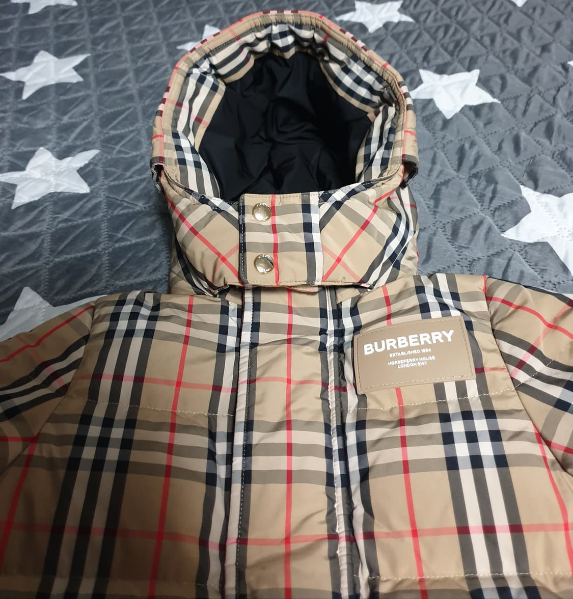 (23FW) 버버리 아우빈 빈티지체크 패치로고 후드 덕다운 패딩 (6Y) 상품이미지2