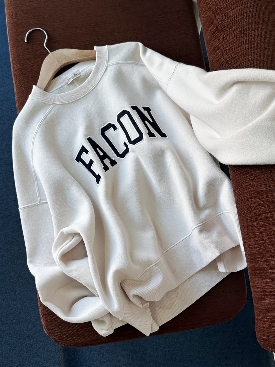 Wide silhouette design patch sweat P/O 상품이미지2