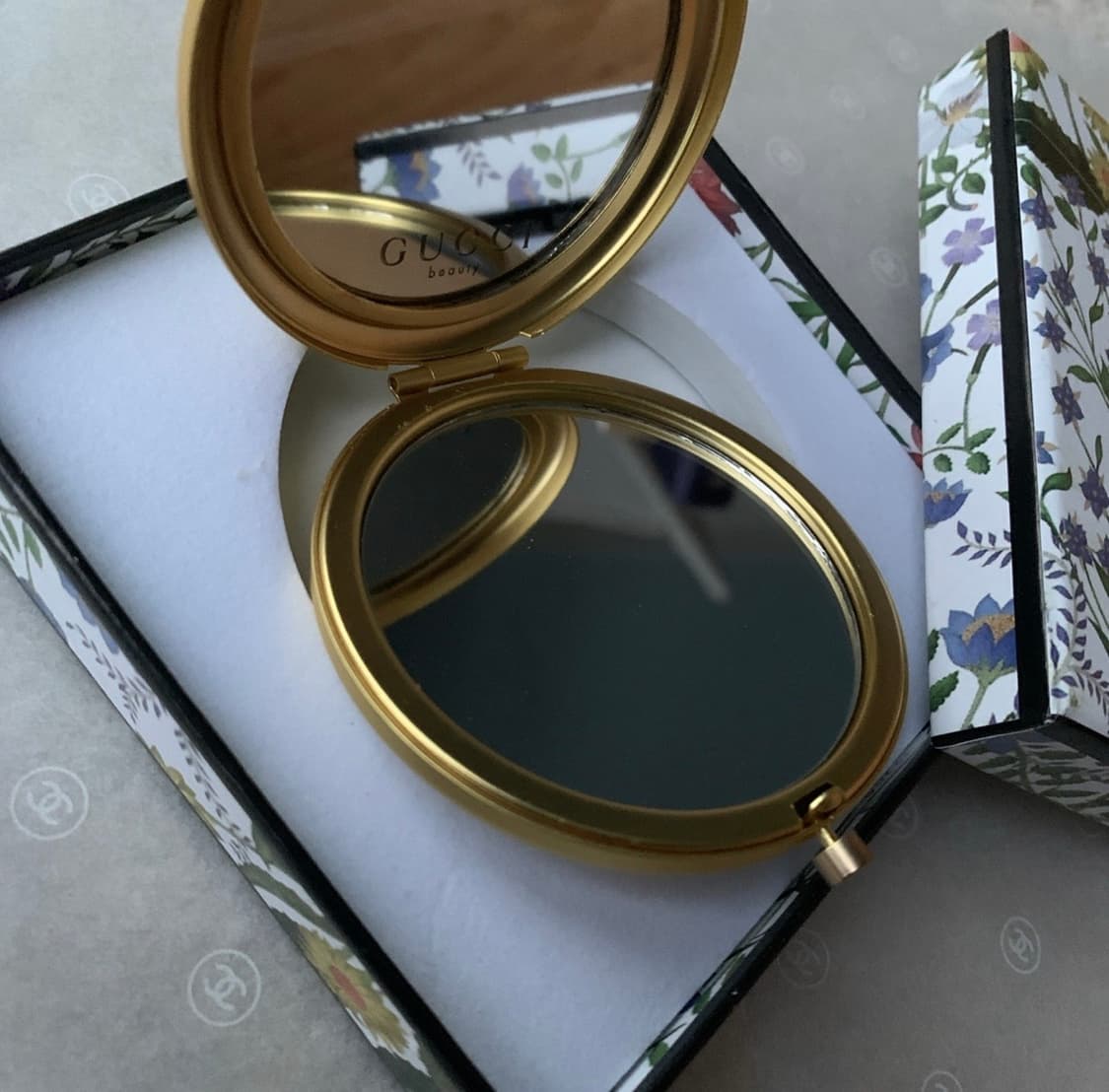 구찌 플로라 원형 손거울  상품이미지4