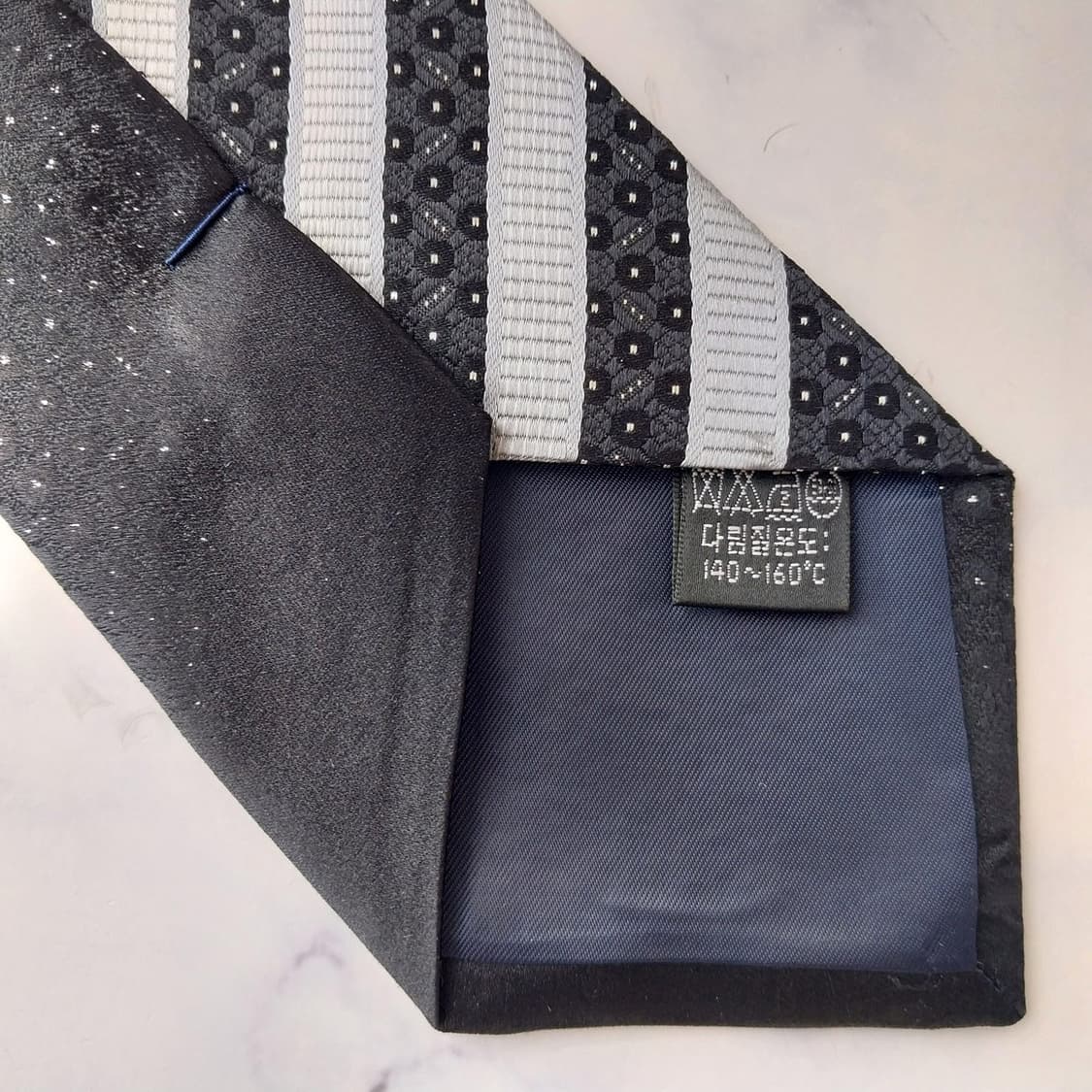 아쿠아스큐텀 블랙 스트라이프 패턴 넥타이 9cm A등급 K2340
 상품이미지6