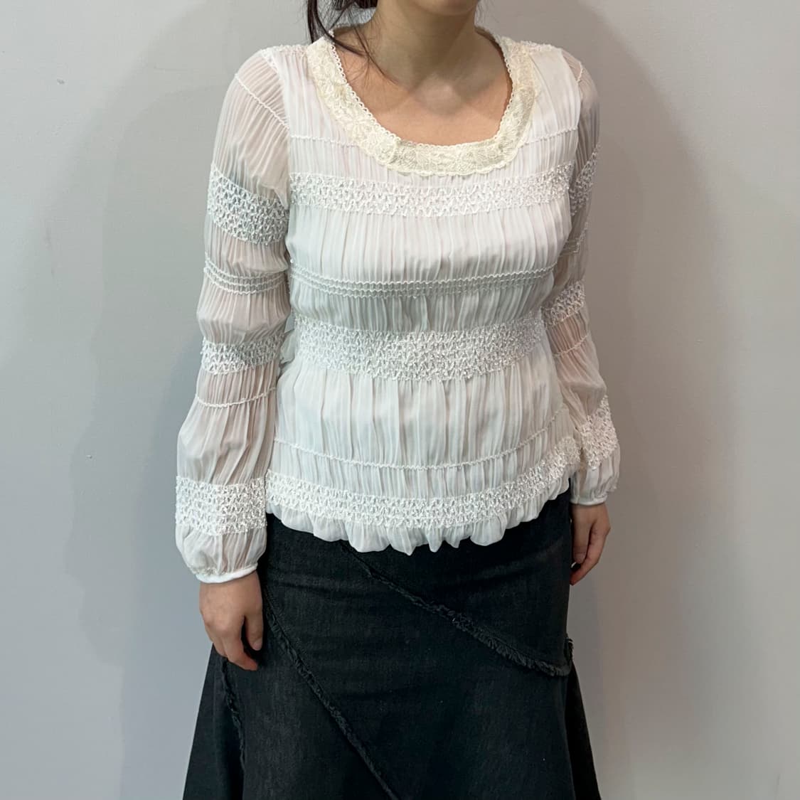 화이트 스팽글 셔링 블라우스 상품이미지1