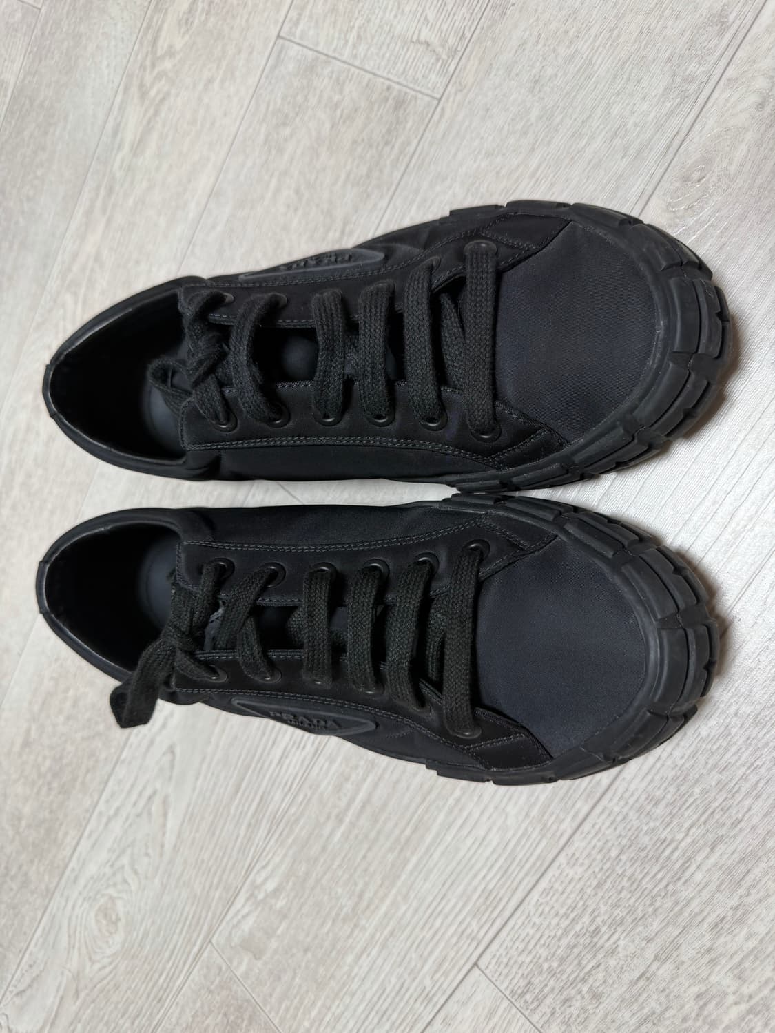     프라다 나일론 개버딘 트라이앵글 로고 스니커즈 상품이미지4