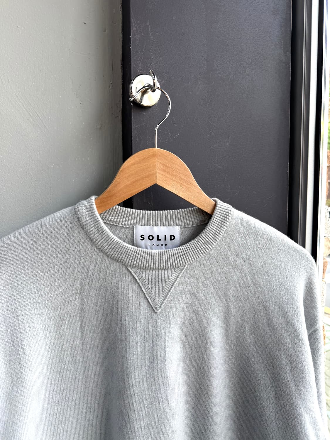 48/ 솔리드옴므 백로고 스웻 니트 상품이미지3