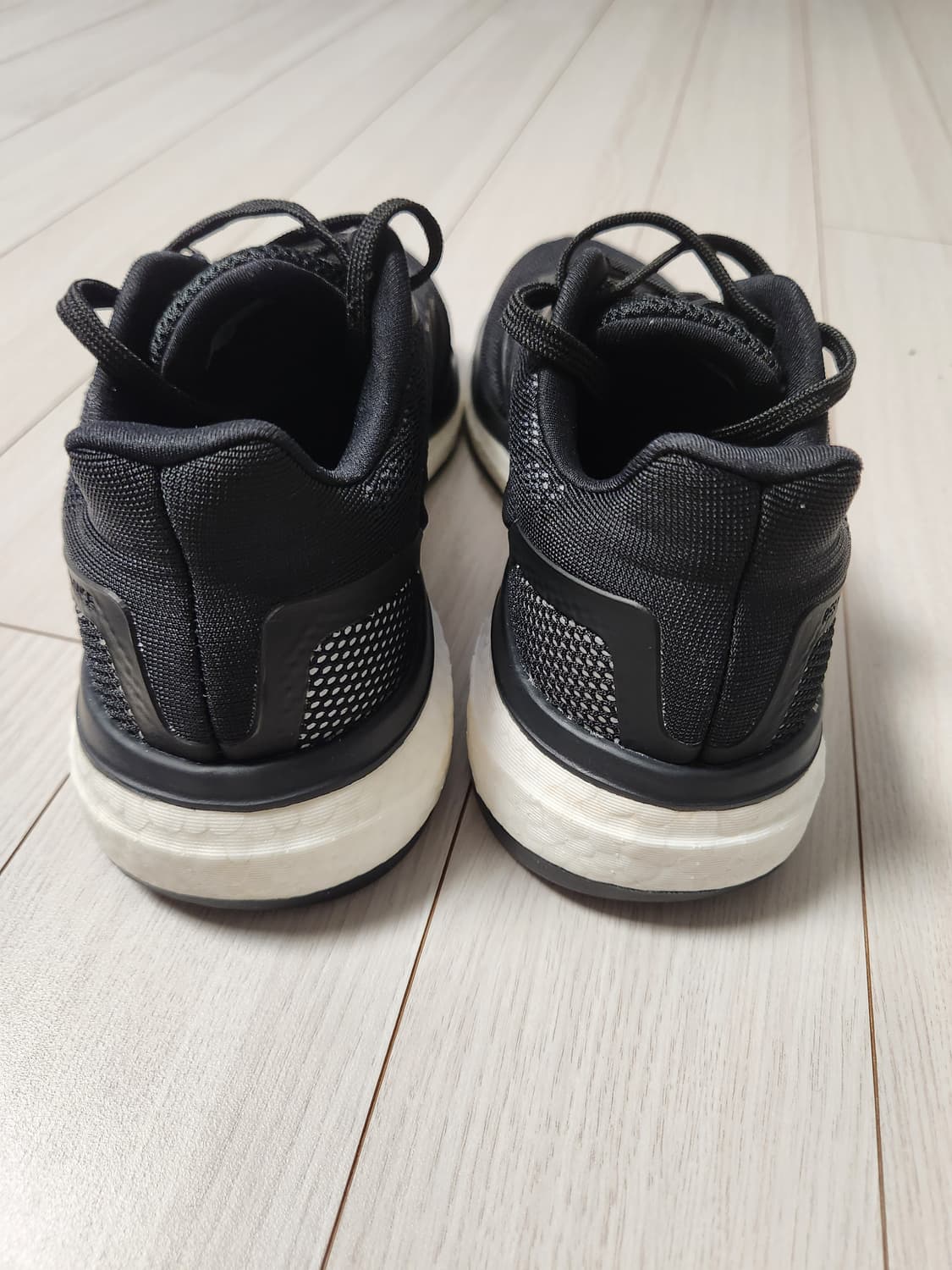 새상품급) 아디다스 운동화 리스판스 CQ0020 러닝화 사이즈240

러 상품이미지3