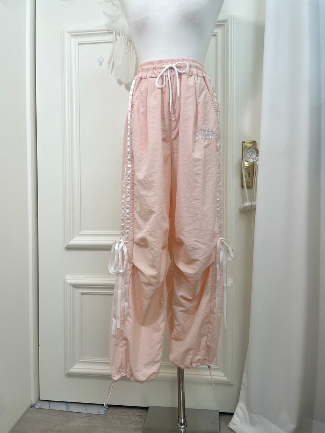 coral side satin bow loose jogger pants 상품이미지1