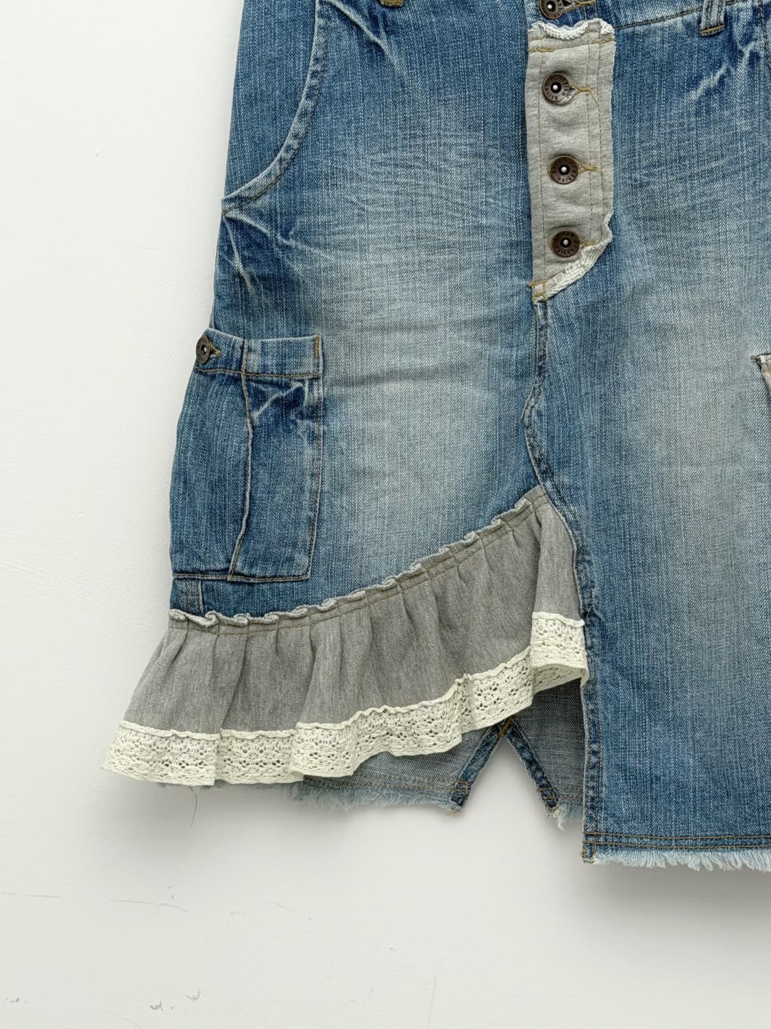 스웻 프릴 디테일 데님 패치 스커트 상품이미지2