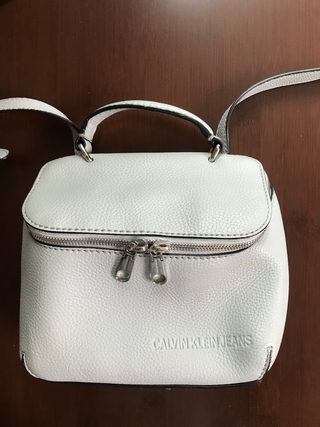 캘빈클라인 라이트 그레이 크로스백 상품이미지1