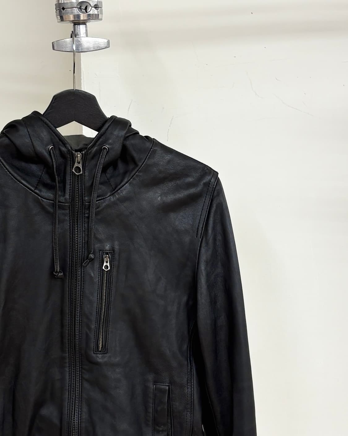 어반 리서치 블랙 쉽스킨 후디 레더 자켓 상품이미지4