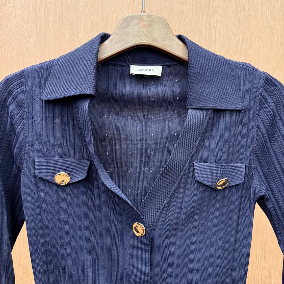 산드로 크롭 골드 버튼 브이넥 니트 가디건 포켓 디테일 슬림핏 네이비 상품이미지4