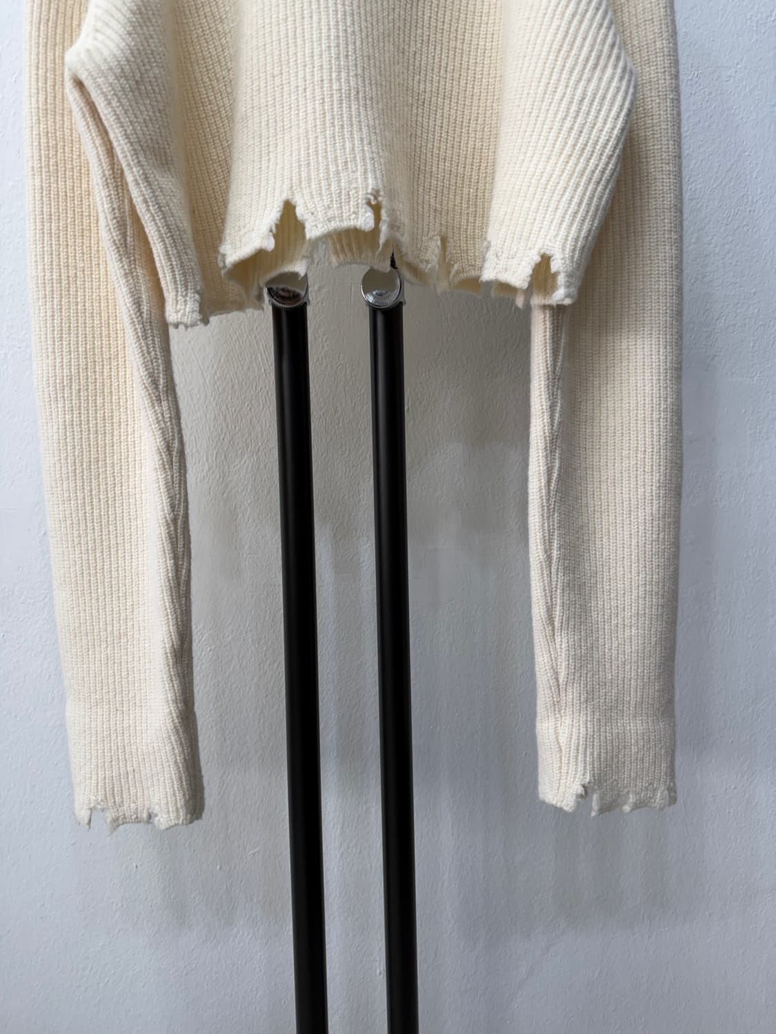 정품) 시스템 한섬 23ss 오버핏 크롭 데미지 니트 스웨터 90 상품이미지5