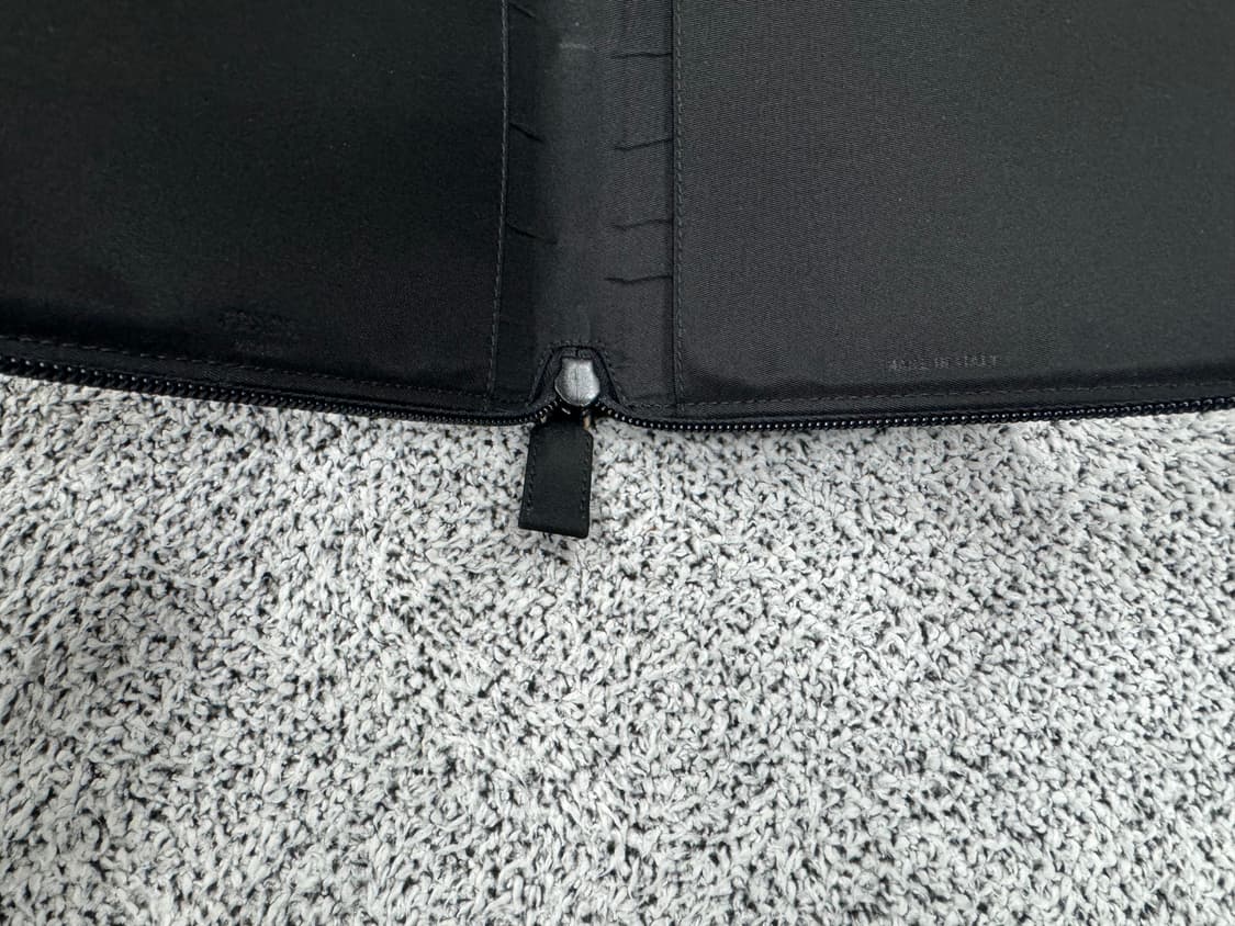 프라다 포코노 삼각로고 지퍼지갑 상품이미지4