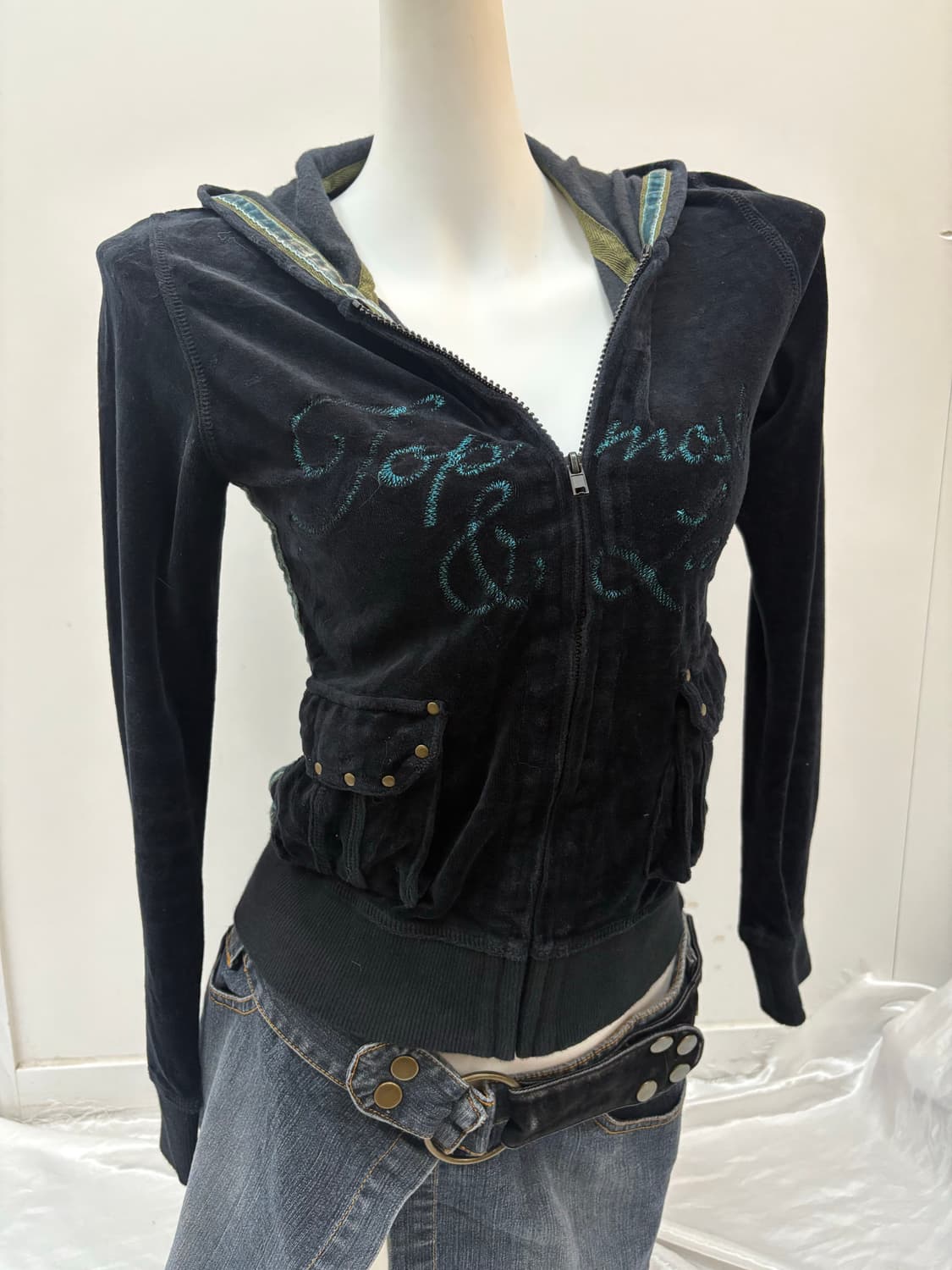 Y2K 레터링 포켓 벨벳 집업 상품이미지1