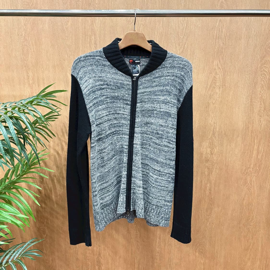 베르사체 긴팔 니트 집업 스탠드 카라 투톤 배색 슬리브 로고 자수 블랙 상품이미지1