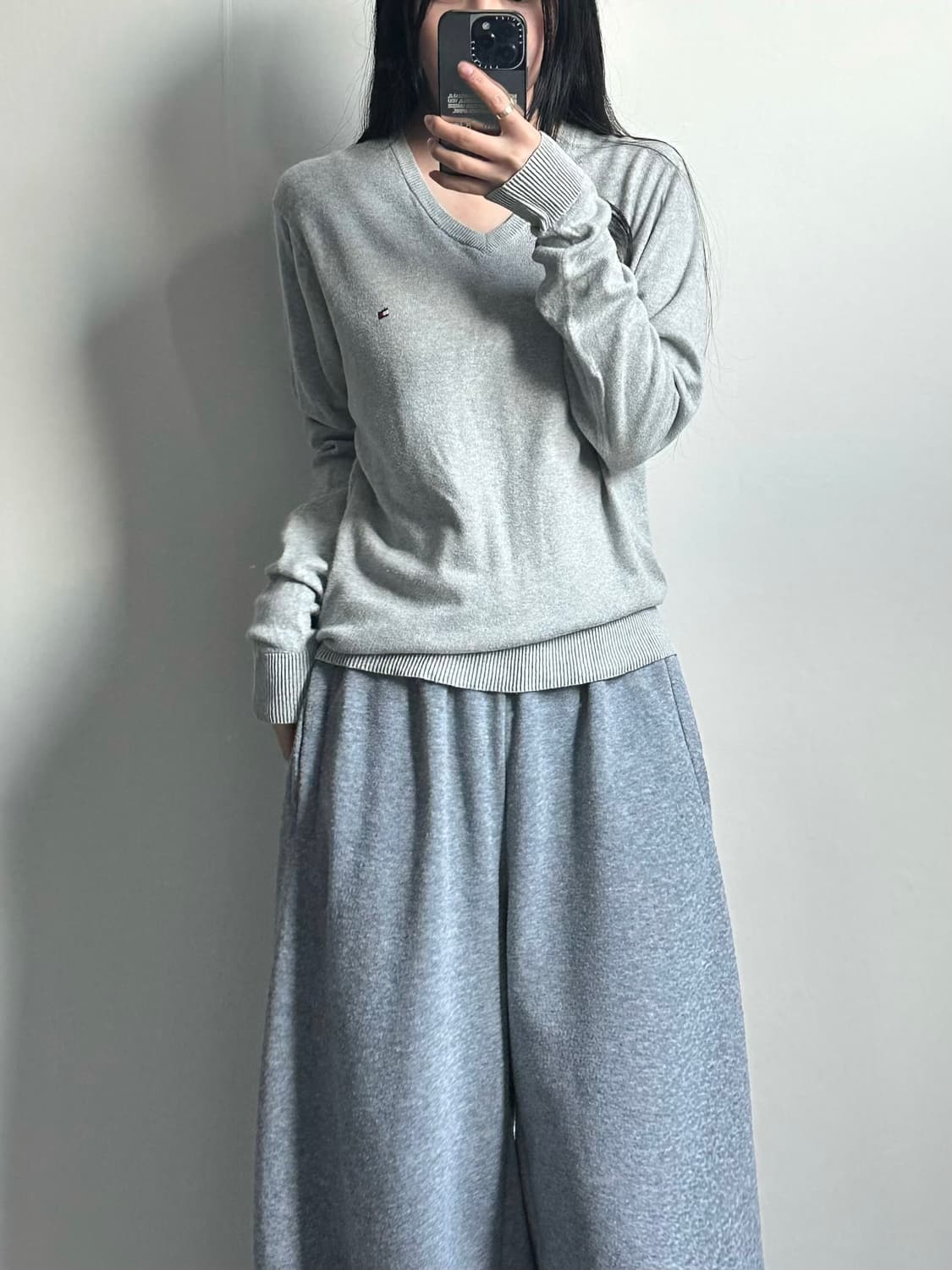 타미힐피거 자수로고 그레이 브이넥 니트 상품이미지1