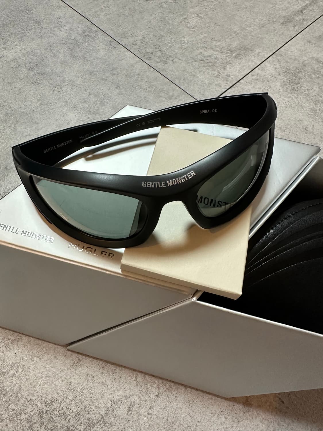 젠틀몬스터 X MUGLER 스파이럴02 블랙 선글라스 상품이미지2