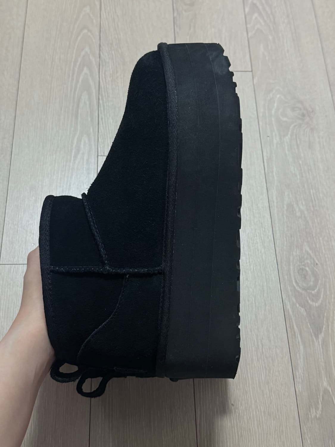 어그 UGG 클래식 울트라 미니 플랫폼 부츠 (블랙_US 7 W_240- 상품이미지4