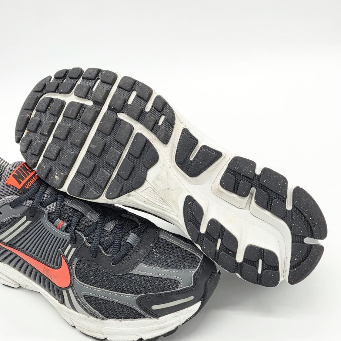  나이키 줌 보메로5 블랙 앤 피칸테 레드 (270)  상품이미지3