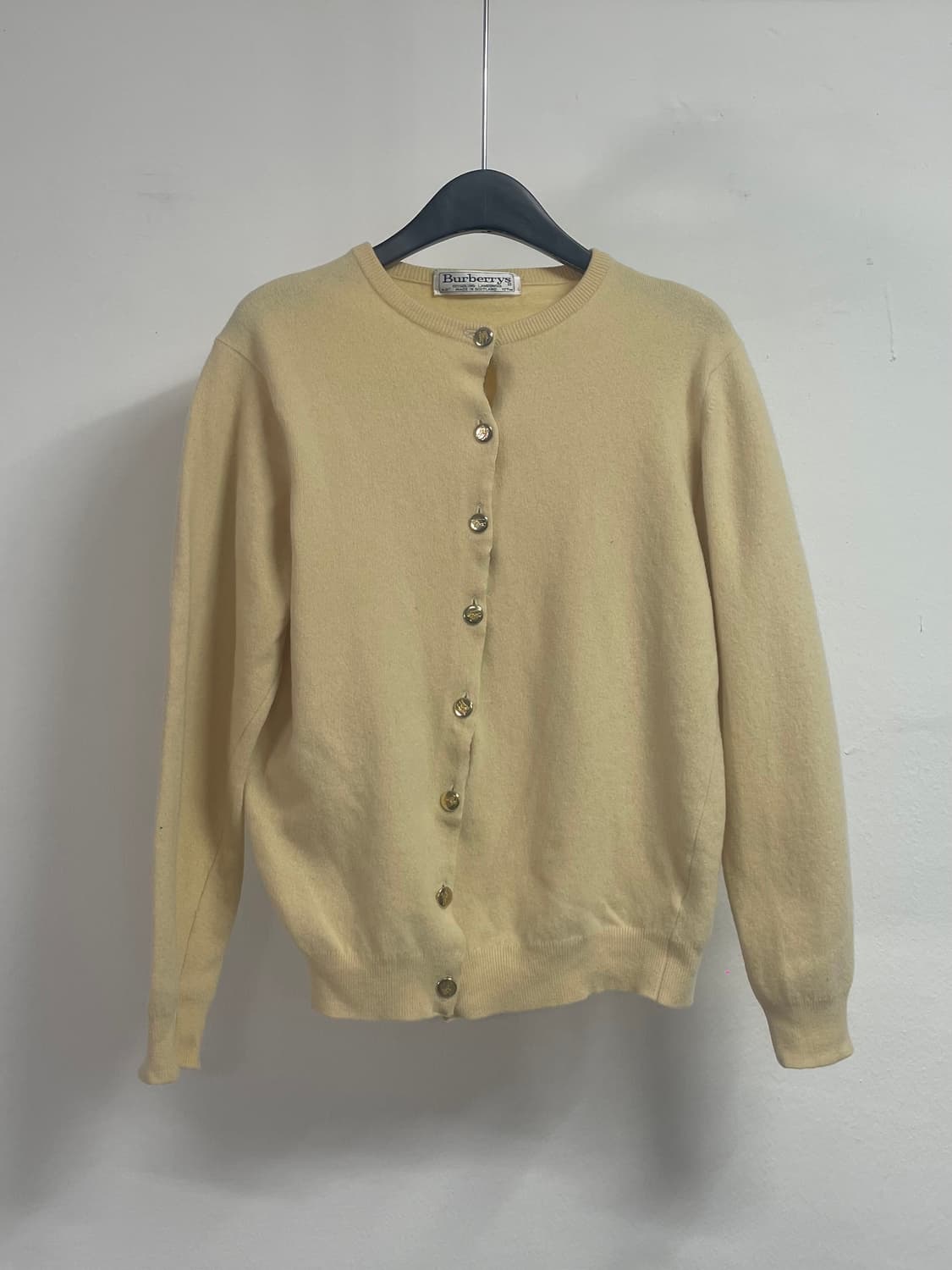 버버리 크림아이보리 울 금장 라운드 가디건 (on.548) 상품이미지1