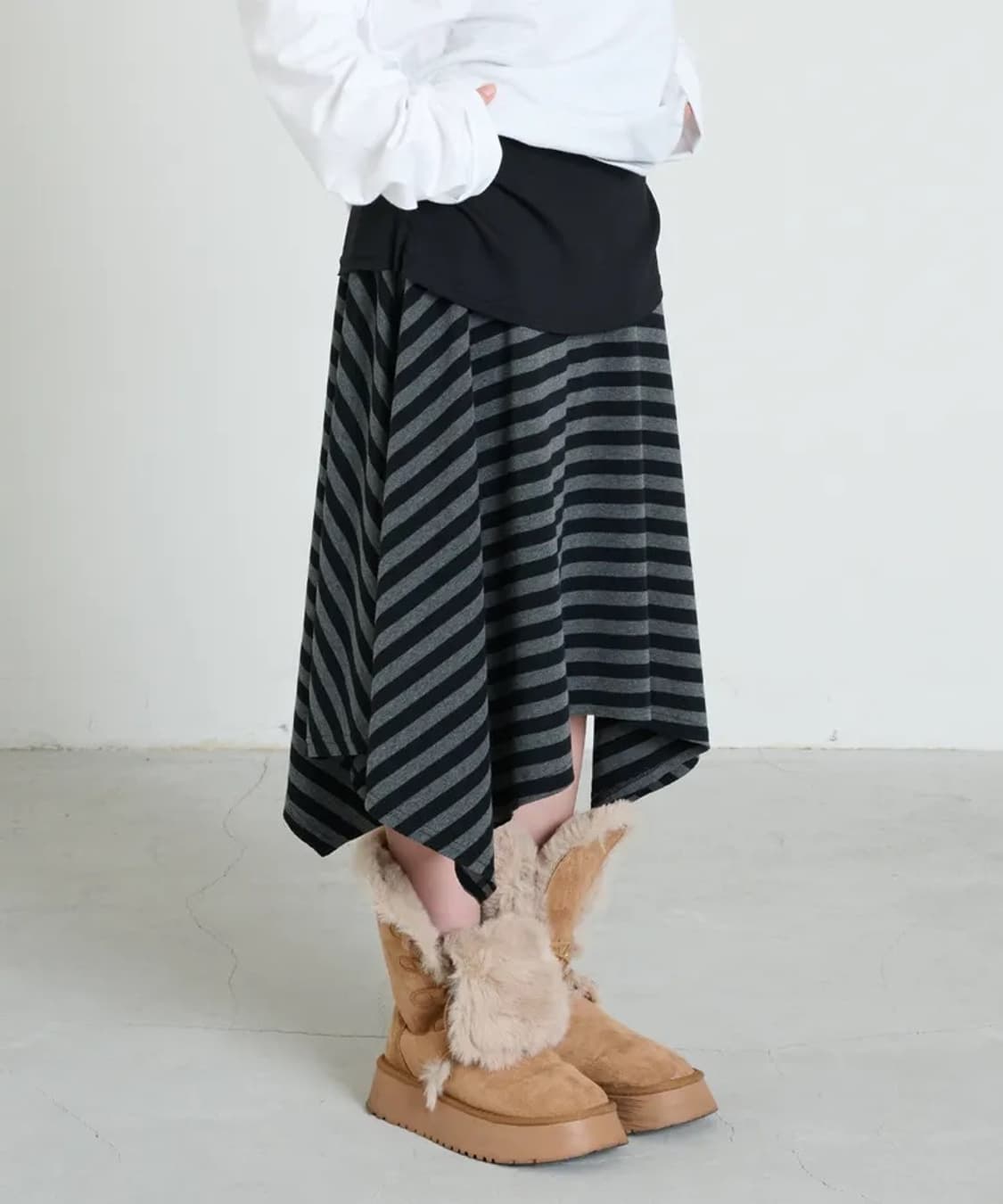 잇자바이브 STRIPE SYMBOL UNBALANCED SKIRT 상품이미지2