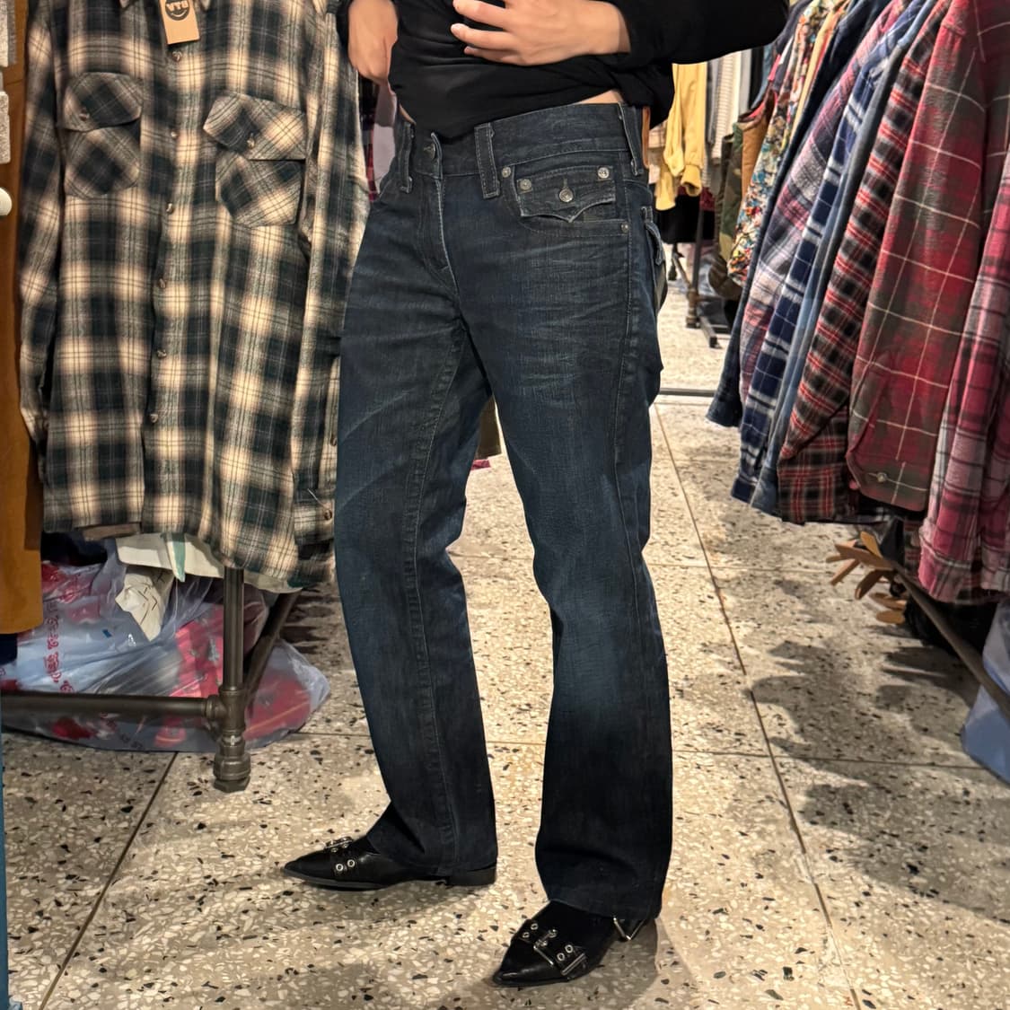 TrueReligion 트루릴리젼 워싱 세미 부츠컷 데님 팬츠 상품이미지2