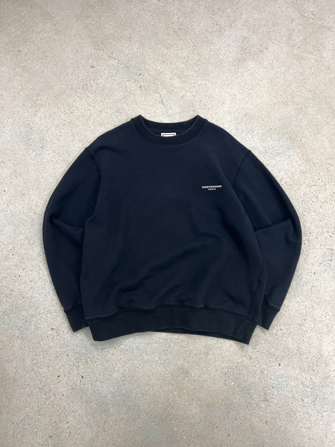 우영미 스퀘어라벨 블랙 맨투맨 상품이미지2