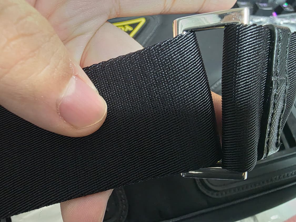 프라다 러버 삼각 로고 크로스백  상품이미지4