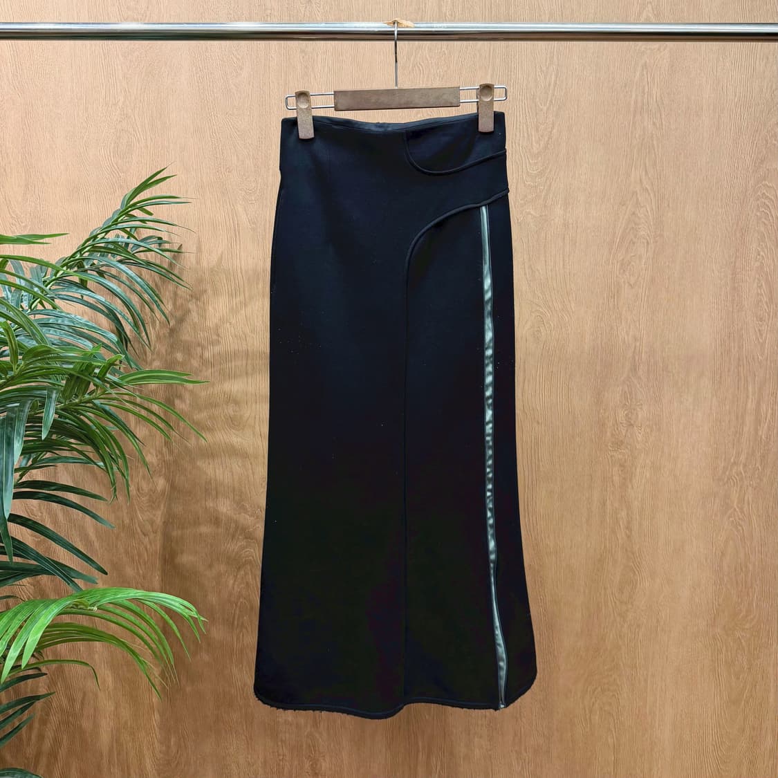 JPN 롱 스커트 세로 절개 패널 사이드 그린 라인 파이핑 디테일 블랙 상품이미지1