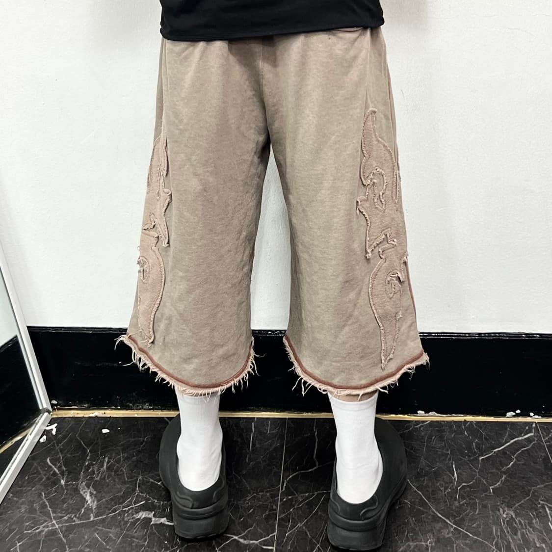 무라아에르 페더 아플리케 버뮤다 스웻 팬츠 상품이미지3