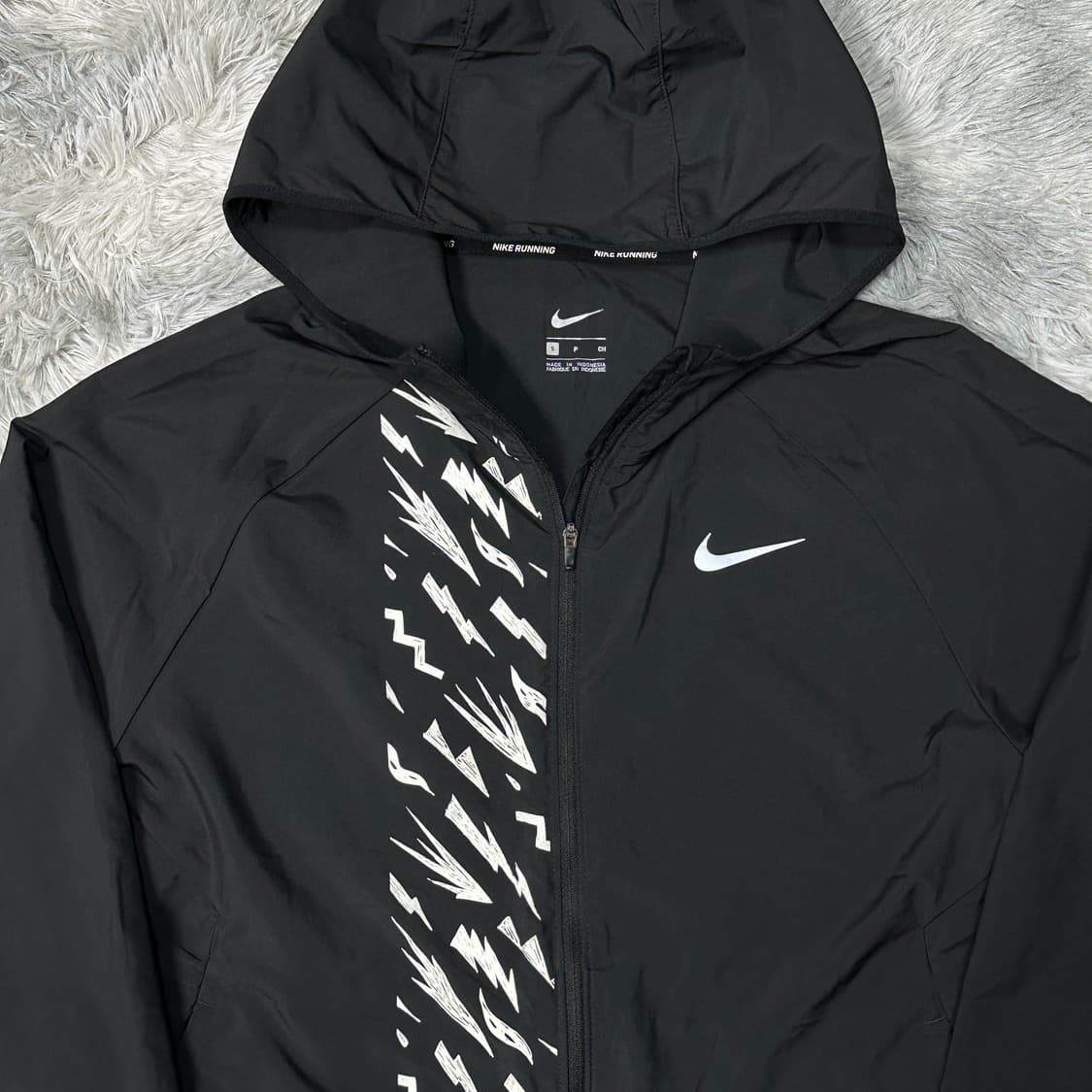 나이키 에센셜 러닝 윈드러너 자켓  상품이미지2