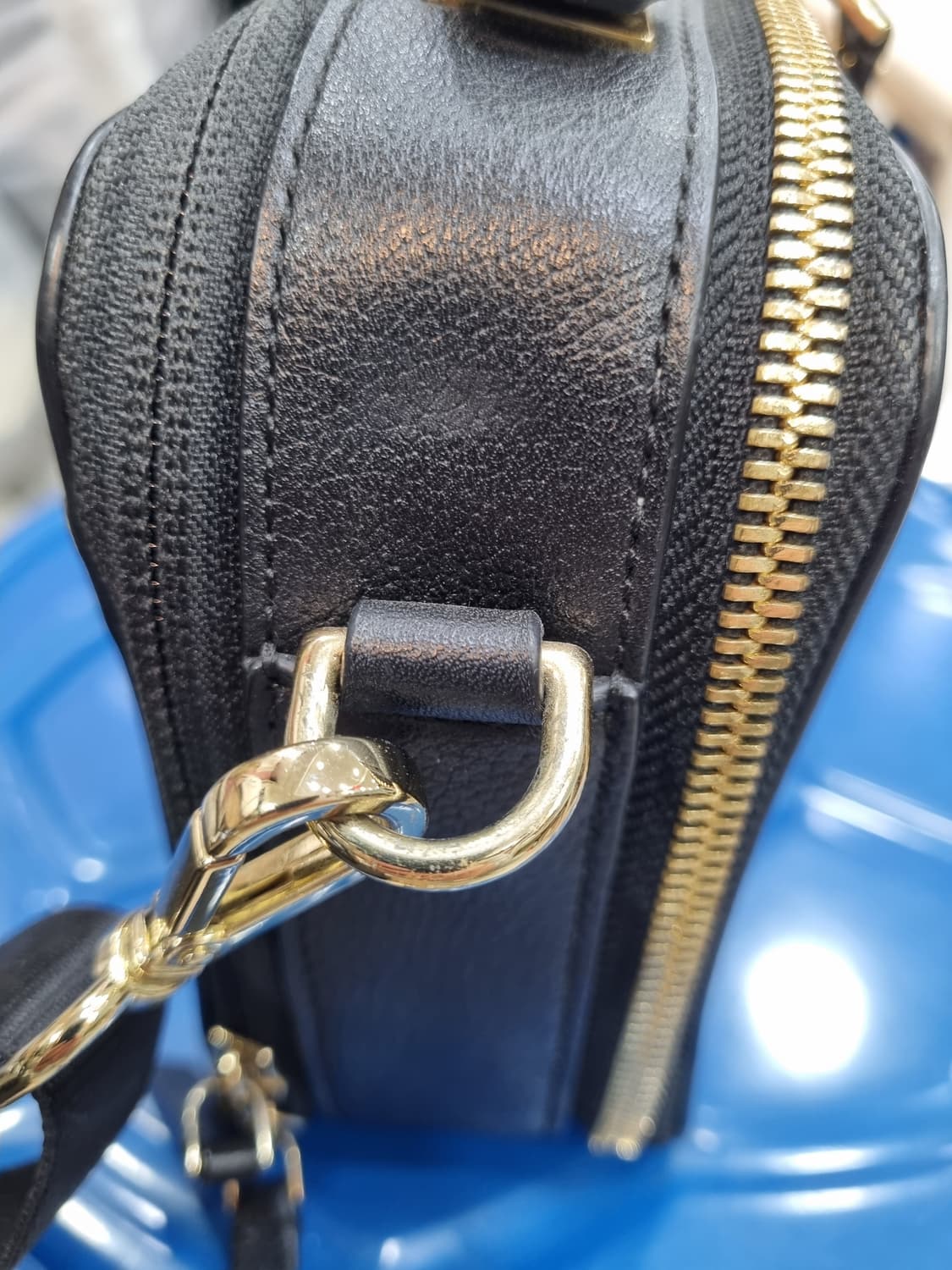 투미 블랙 가죽 크로스백 상품이미지3