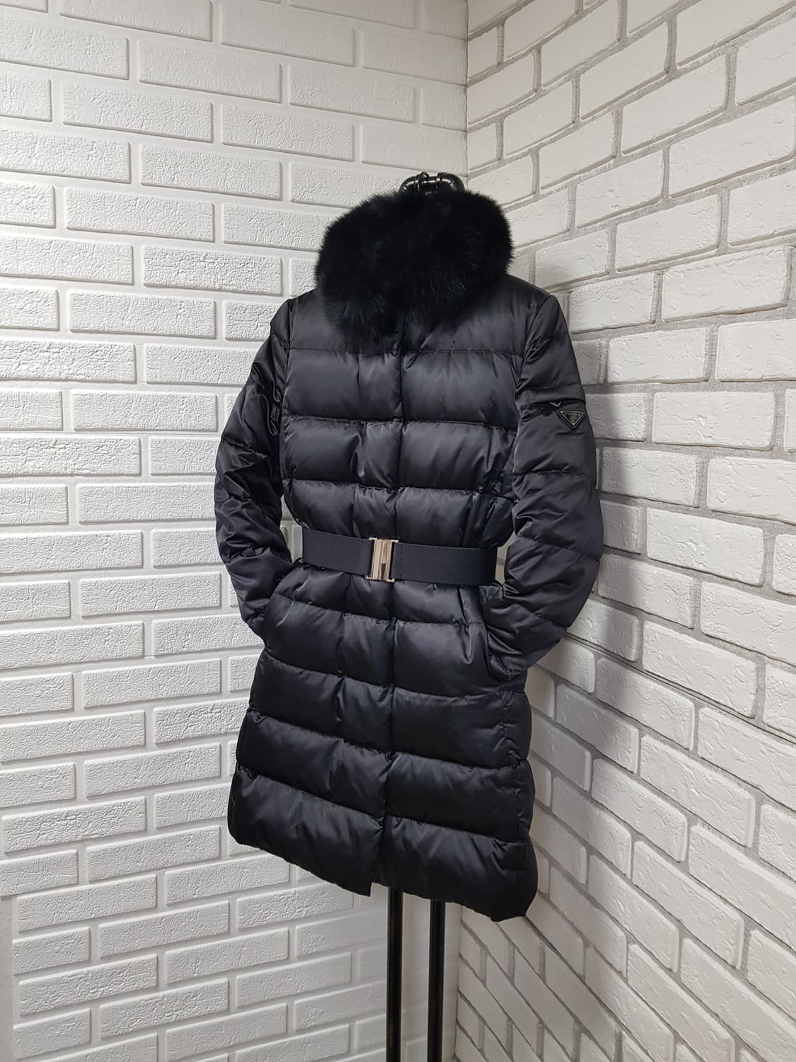 [40/55/정품] 프라다 폭스퍼 삼각로고 구스패딩 상품이미지1