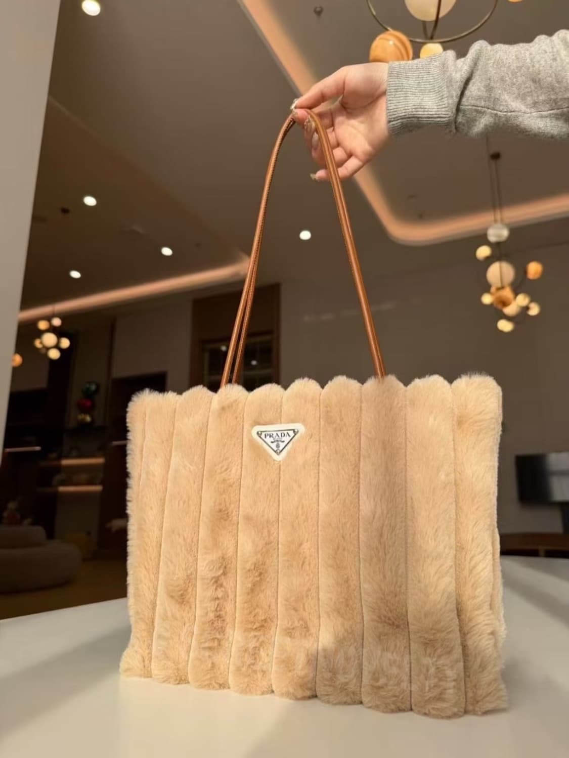  프라다뷰티 퍼 숄더백 브라운 VIP 기프트백 무배 상품이미지3