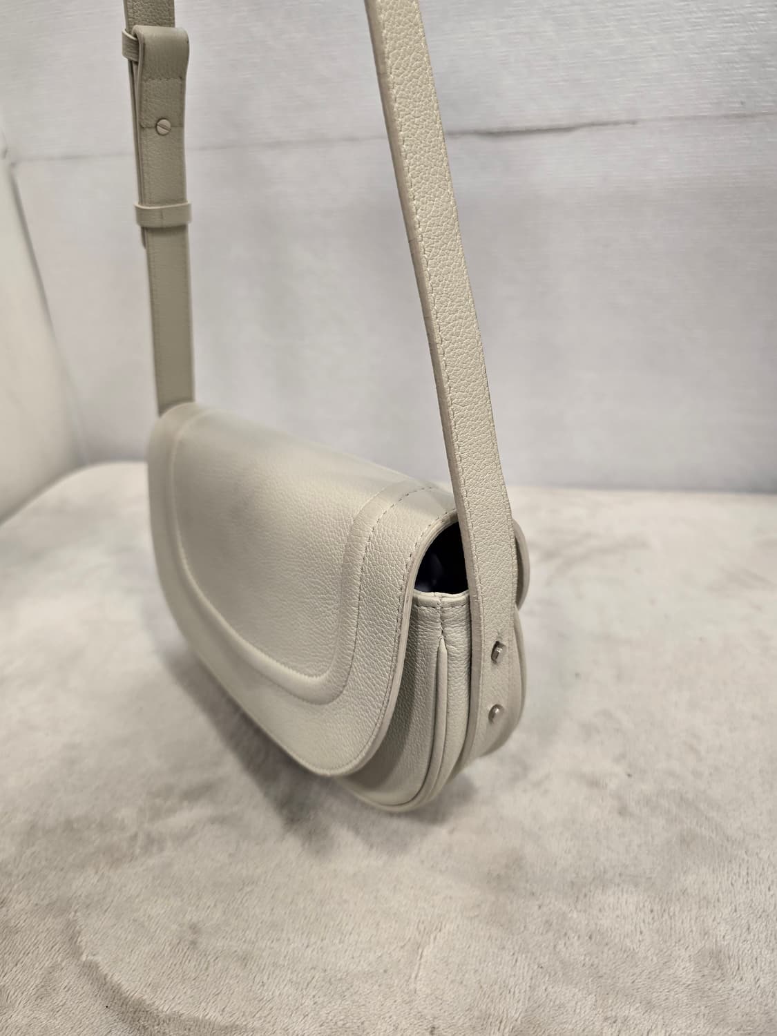 레이드백 로니 클래식 아이보리 반달 스몰  숄더백 상품이미지4