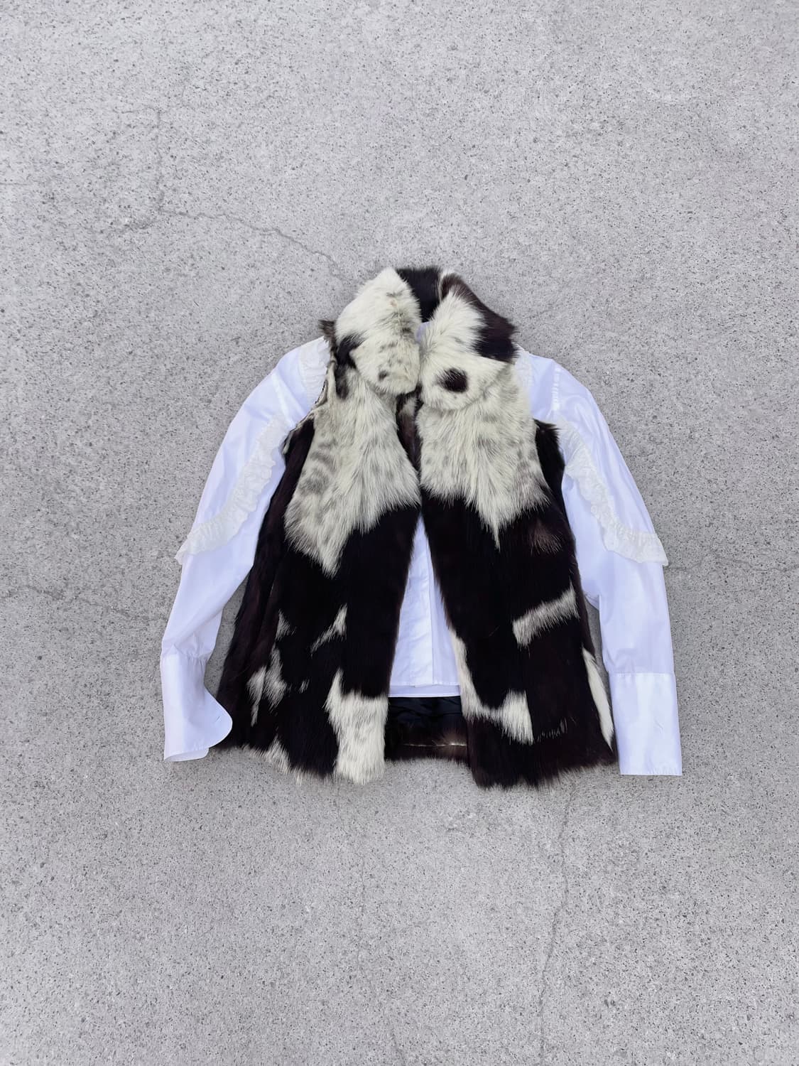 Cowhide print fluffy collar fur vest 상품이미지1